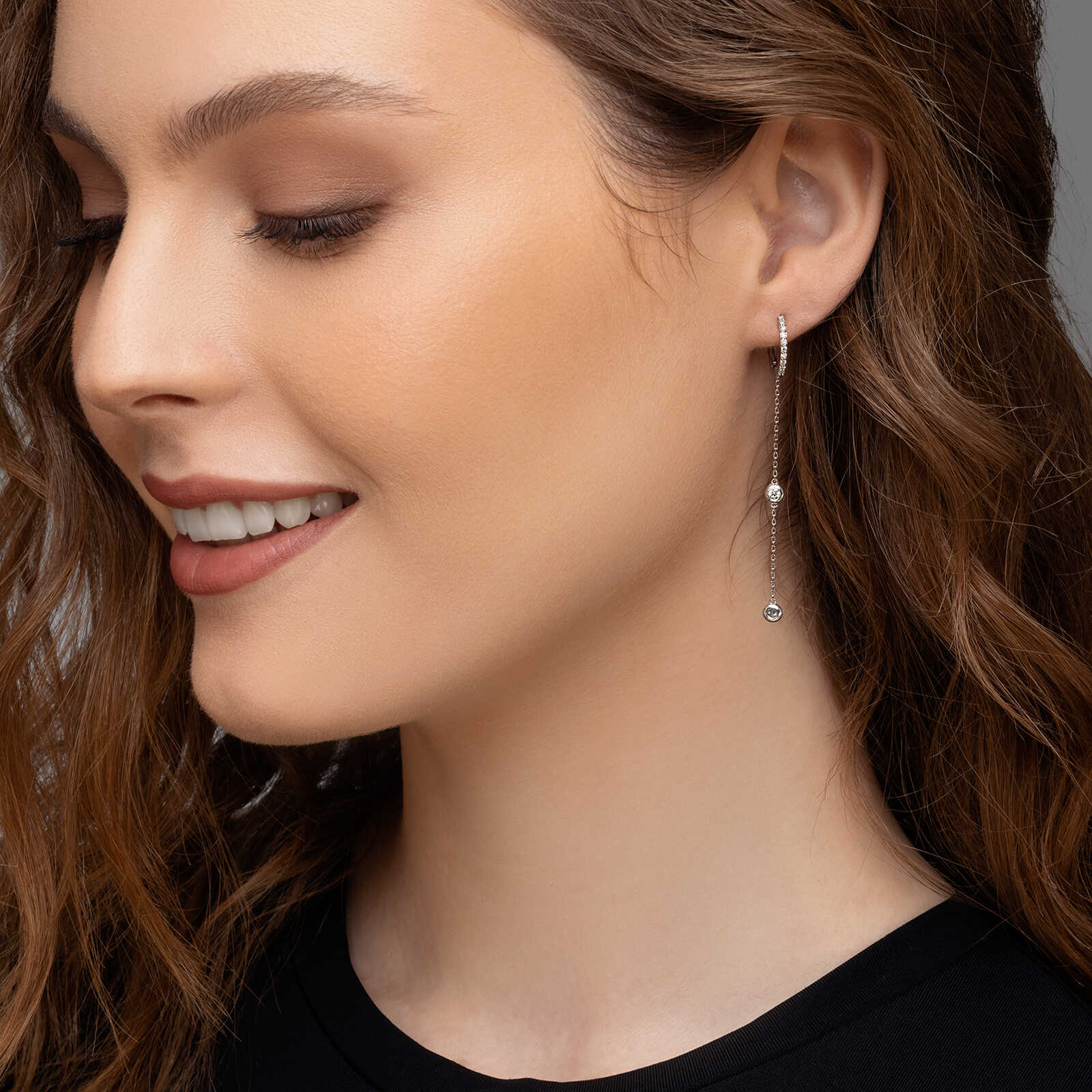 עגילי זהב תלויים משובצים ביהלומים