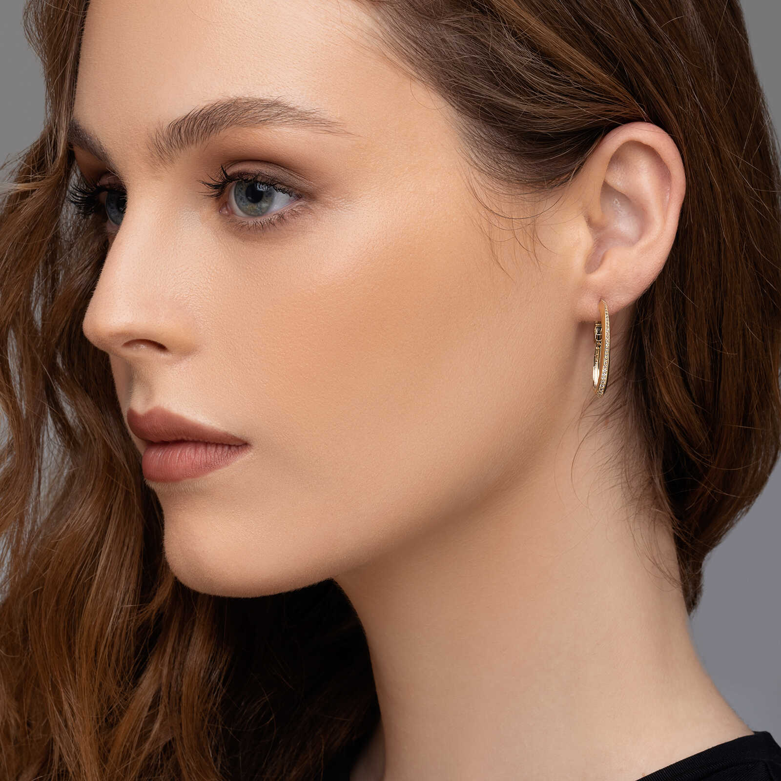 עגילי זהב המשובצים בתוכם ביהלומים