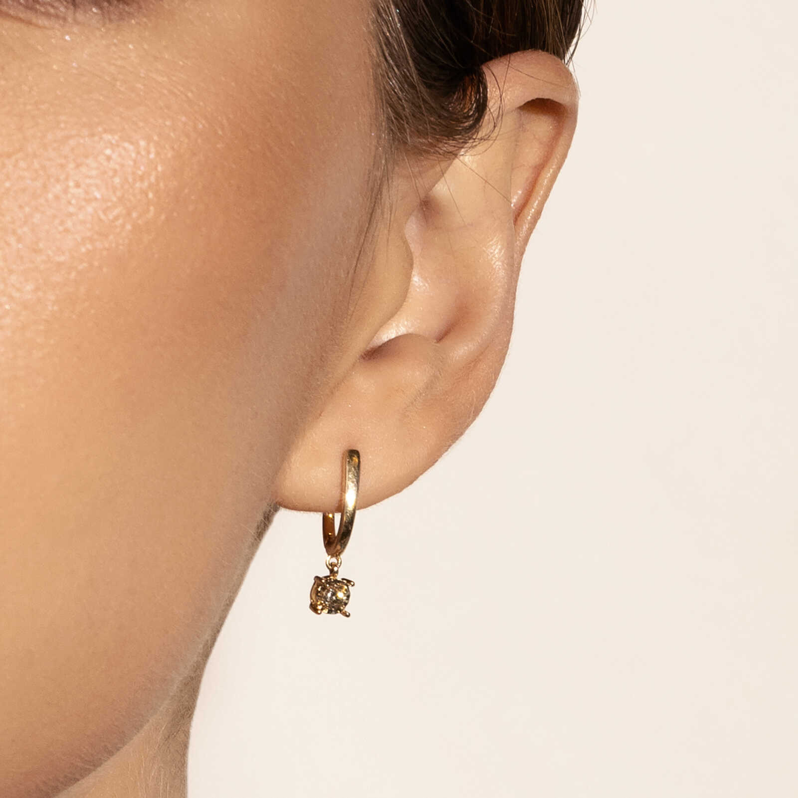 עגילי זהב בעיבוד לייזר בשיבוץ יהלום