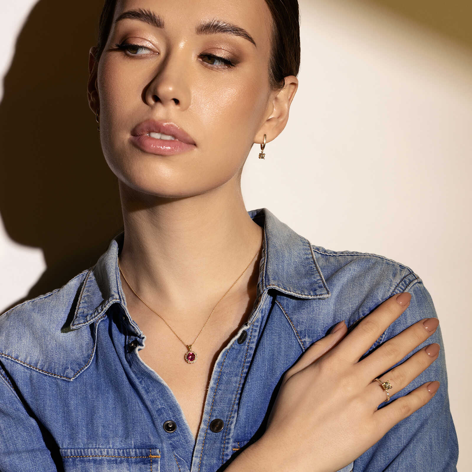 עגילי זהב בעיבוד לייזר בשיבוץ יהלום