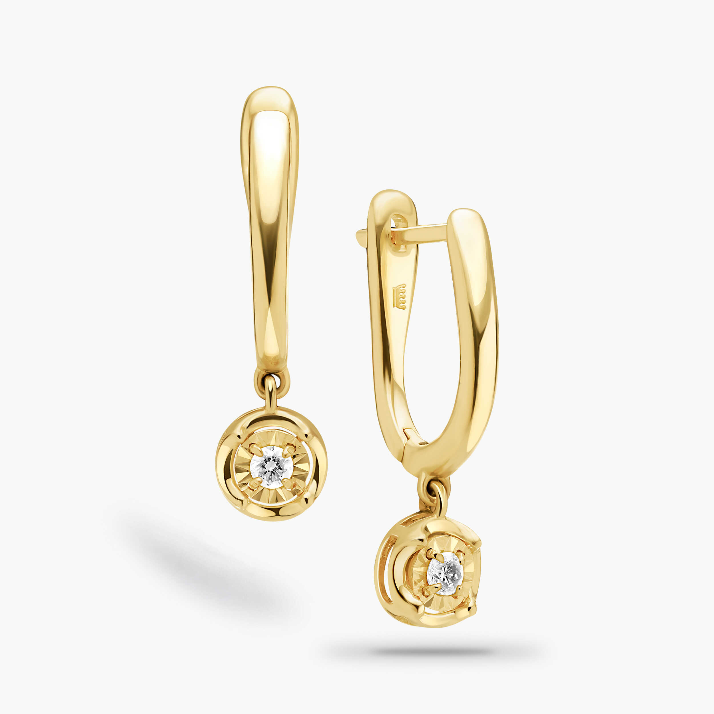 עגיל עם יהלומים תלויים