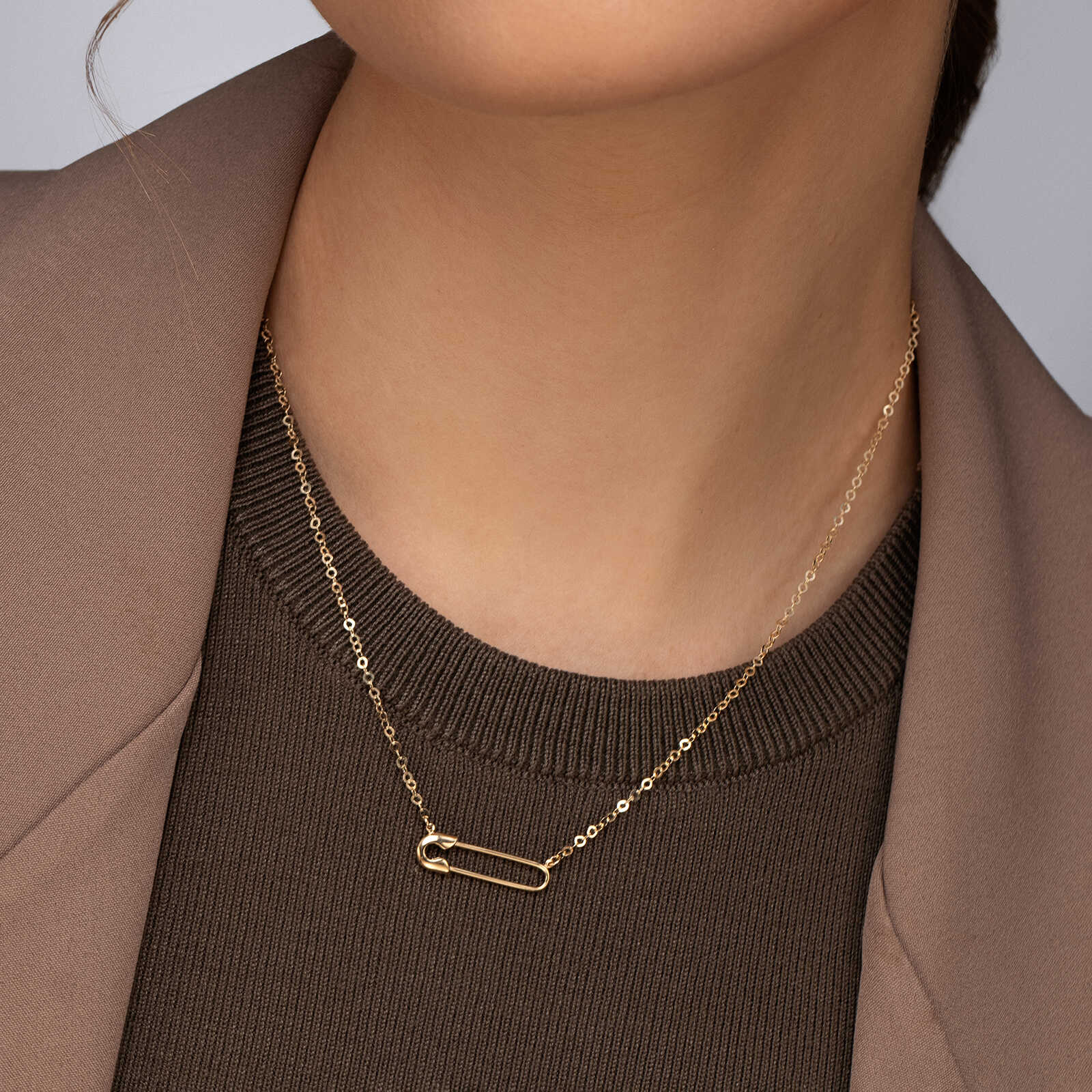 שרשרת זהב עם תליון סיכת משרד