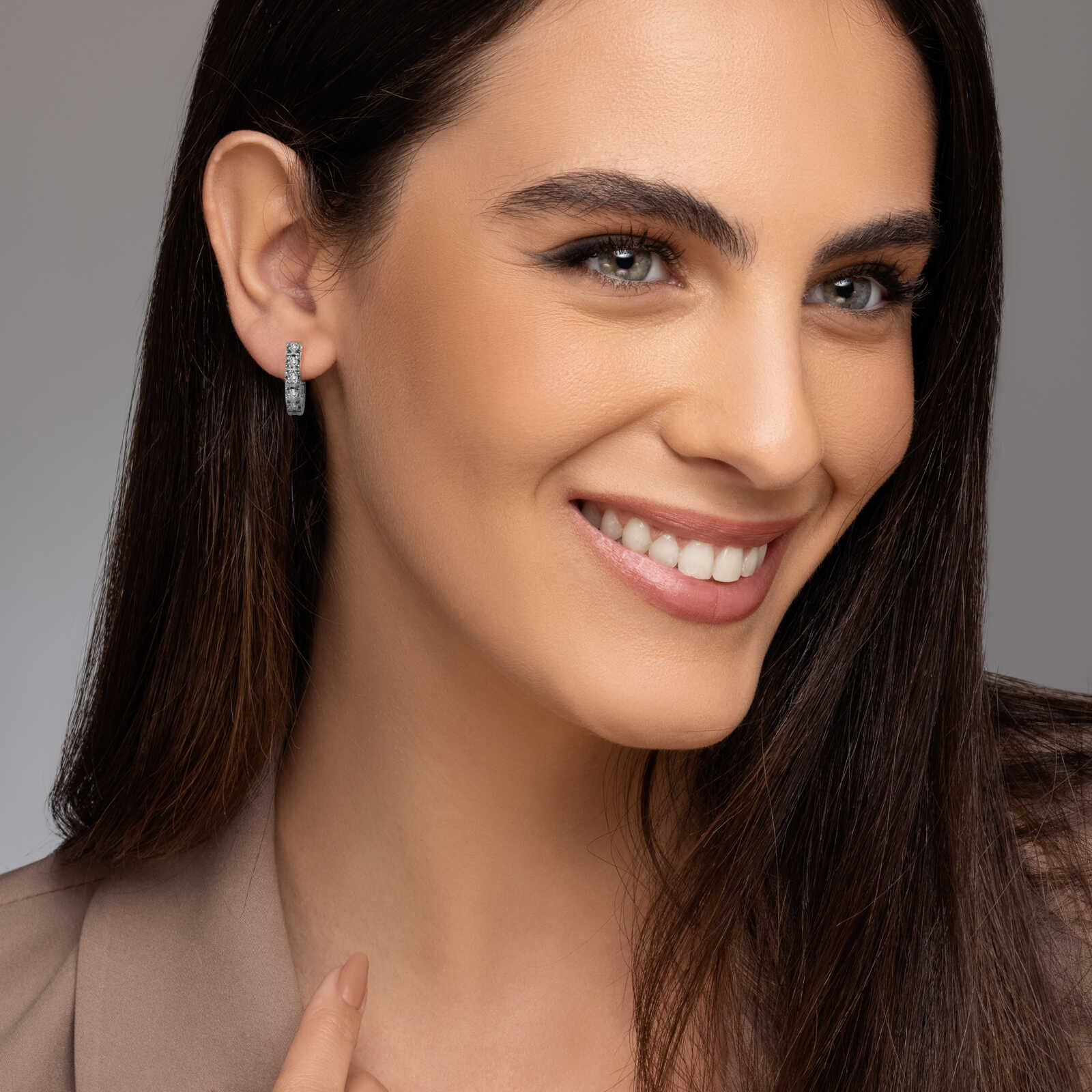 עגילי חישוק קמיל משובצים יהלומים