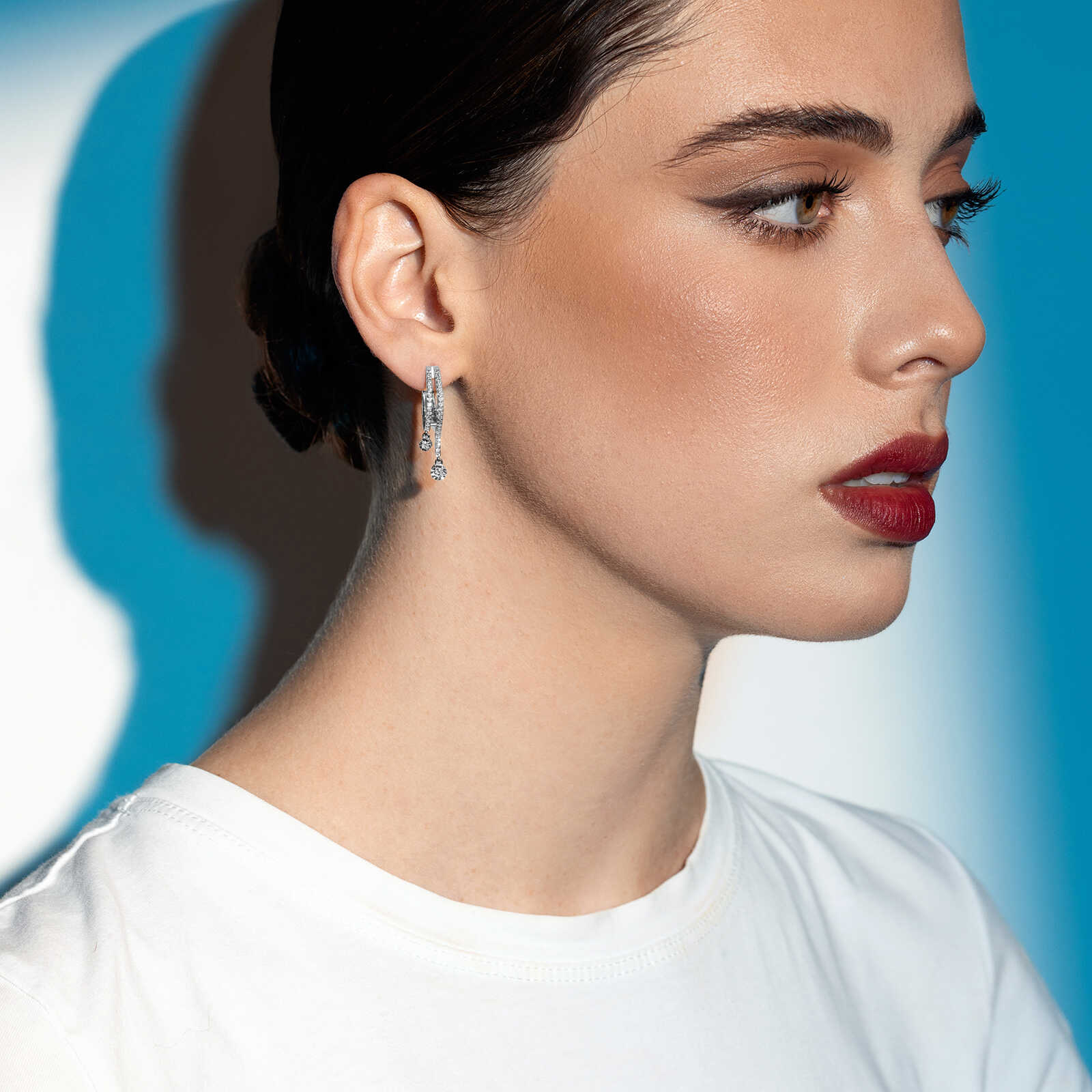 עגיל זהב חישוקיים בשיבוץ יהלומים