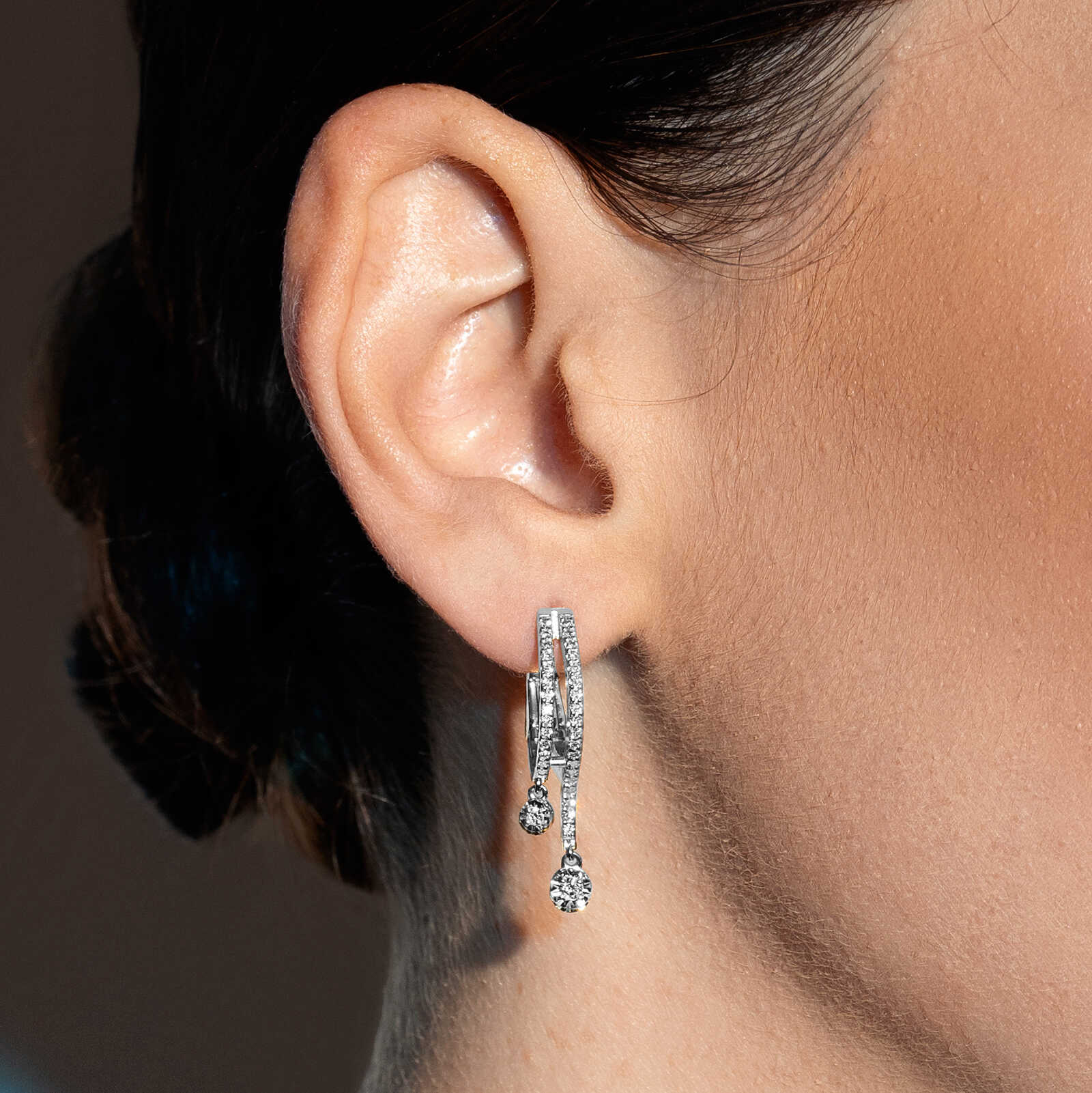 עגיל זהב חישוקיים בשיבוץ יהלומים