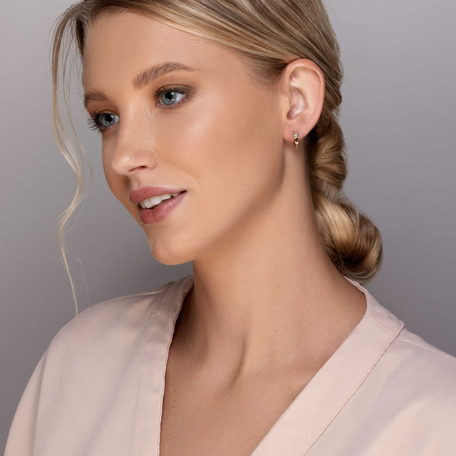 עגילי זהב תלויים משובצים יהלומים