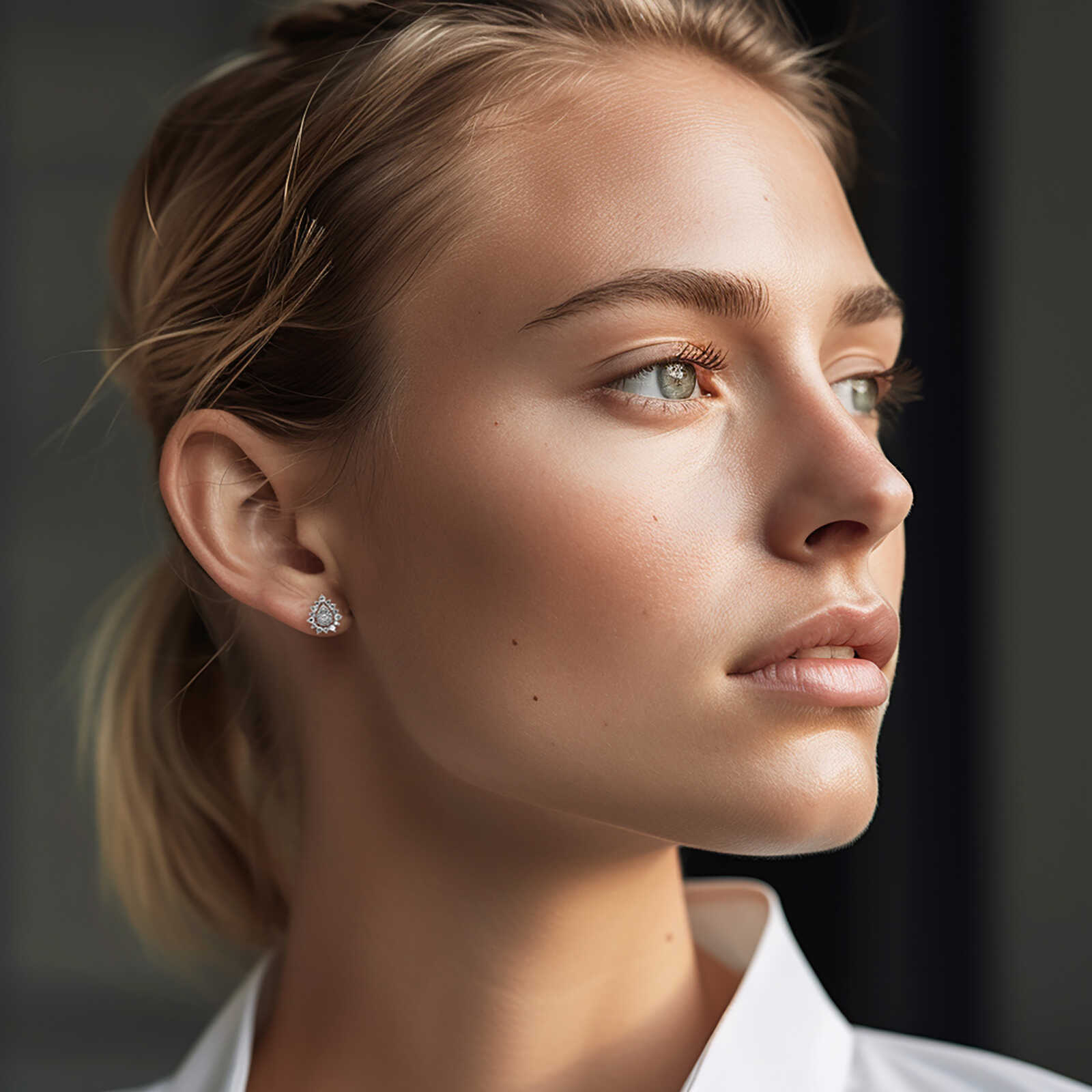 עגילי זהב בצורת טיפה בשיבוץ יהלומים