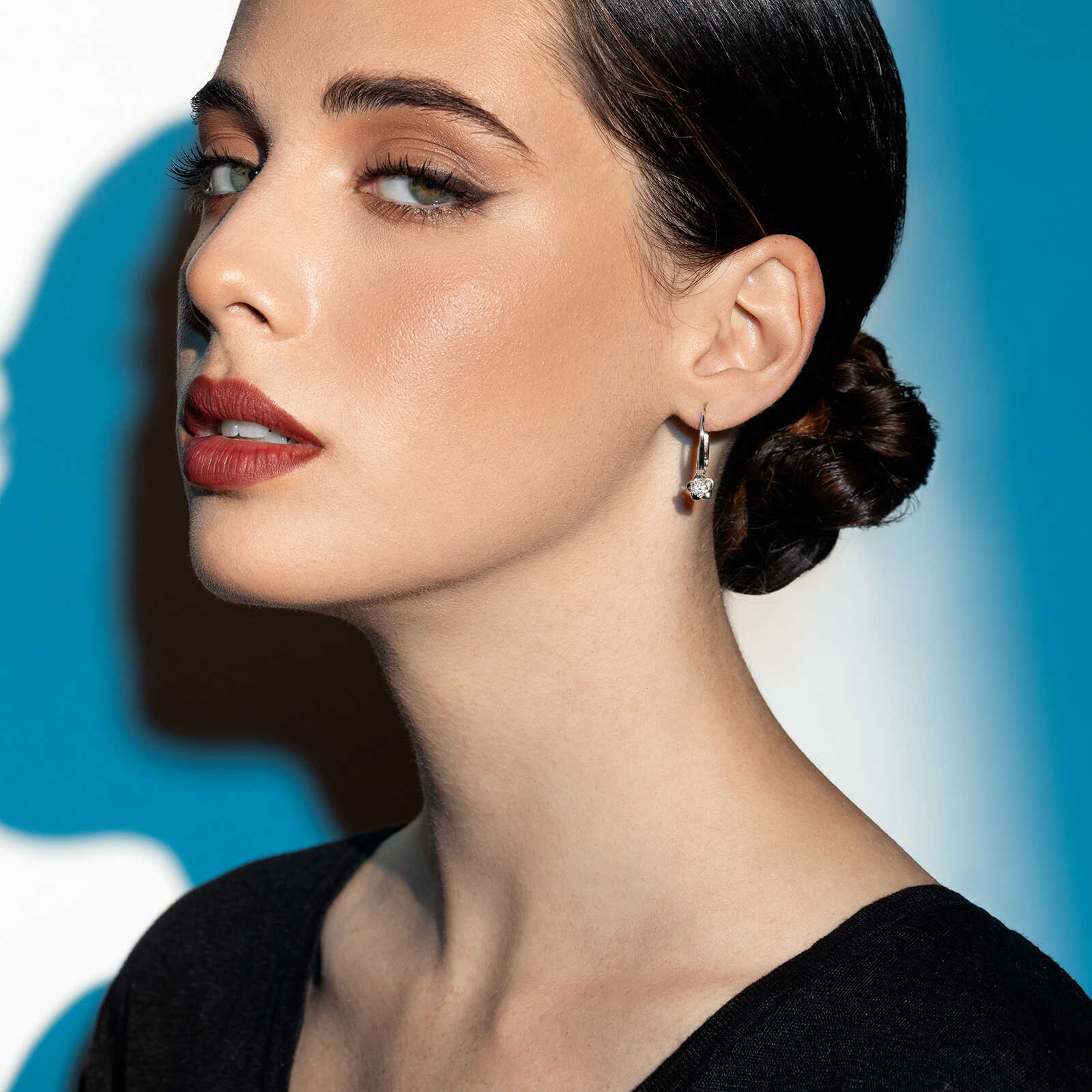 עגילים תלויים בסיומת פרח המשובץ יהלום סוליטר