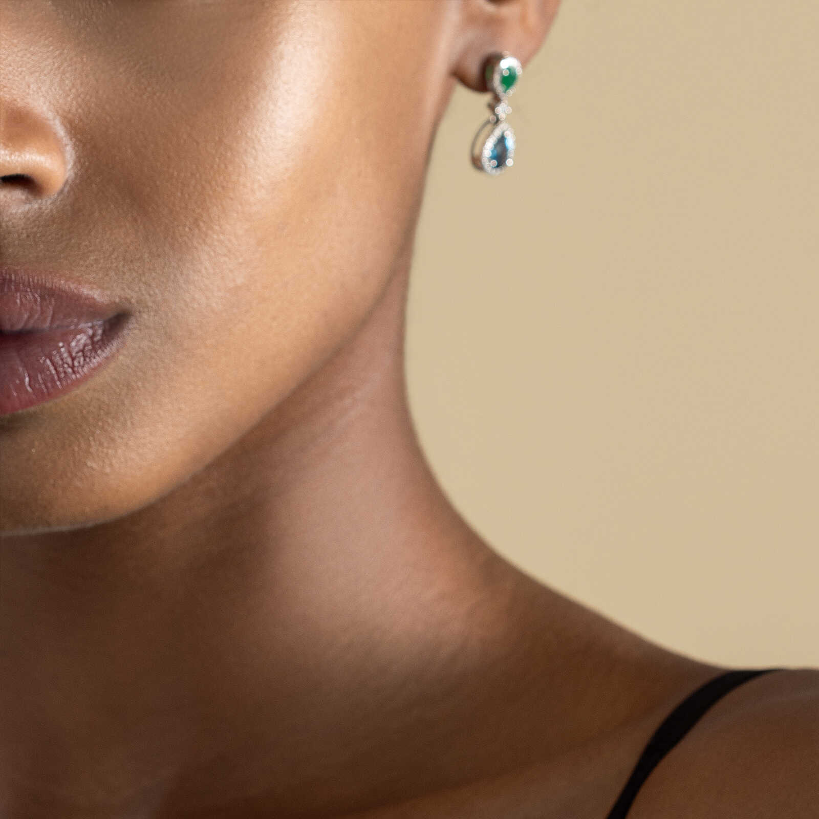 עגילי זהב עם שתי טיפות בלו לונדון ואמרלד המוקפים יהלומים