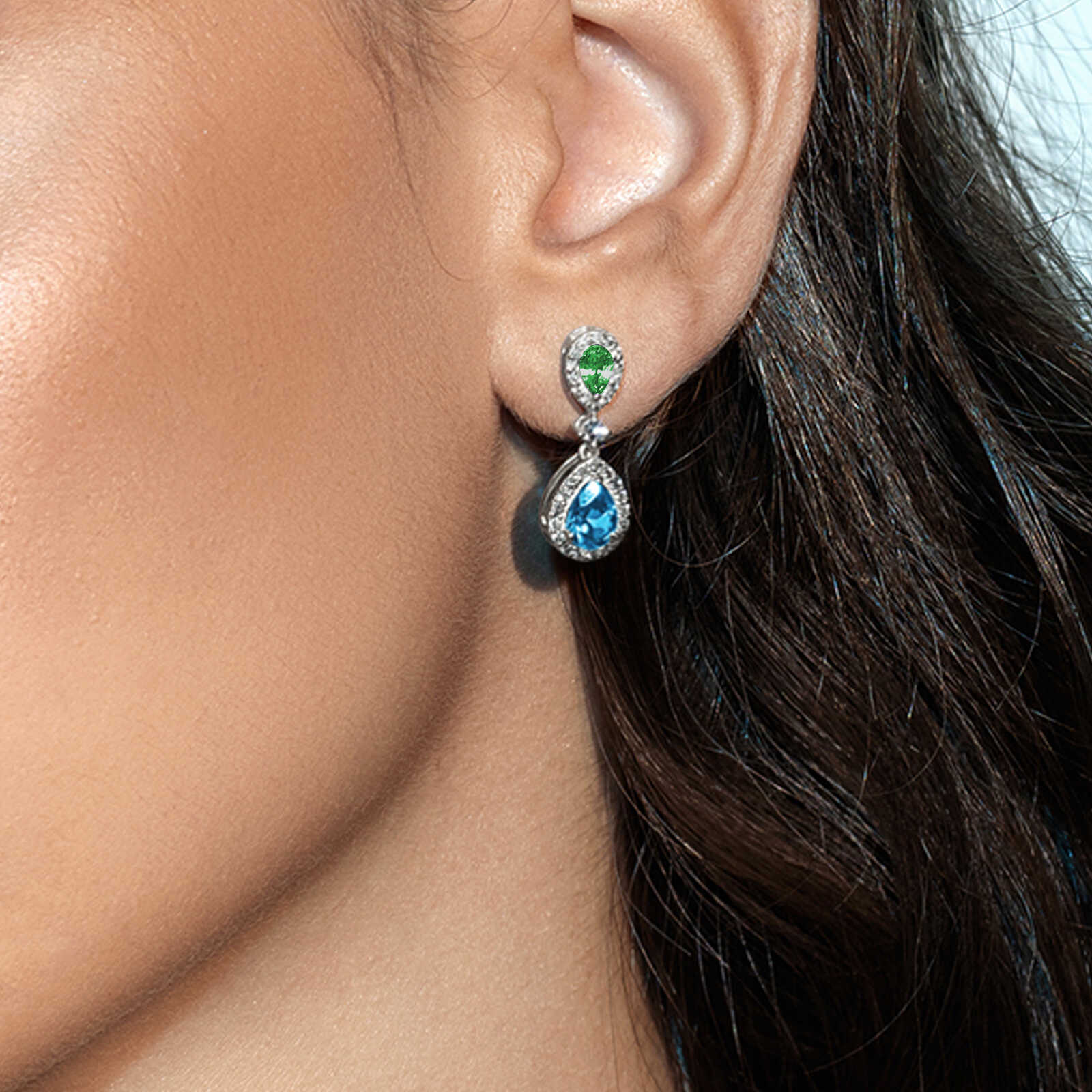 עגילי זהב עם שתי טיפות בלו לונדון ואמרלד המוקפים יהלומים