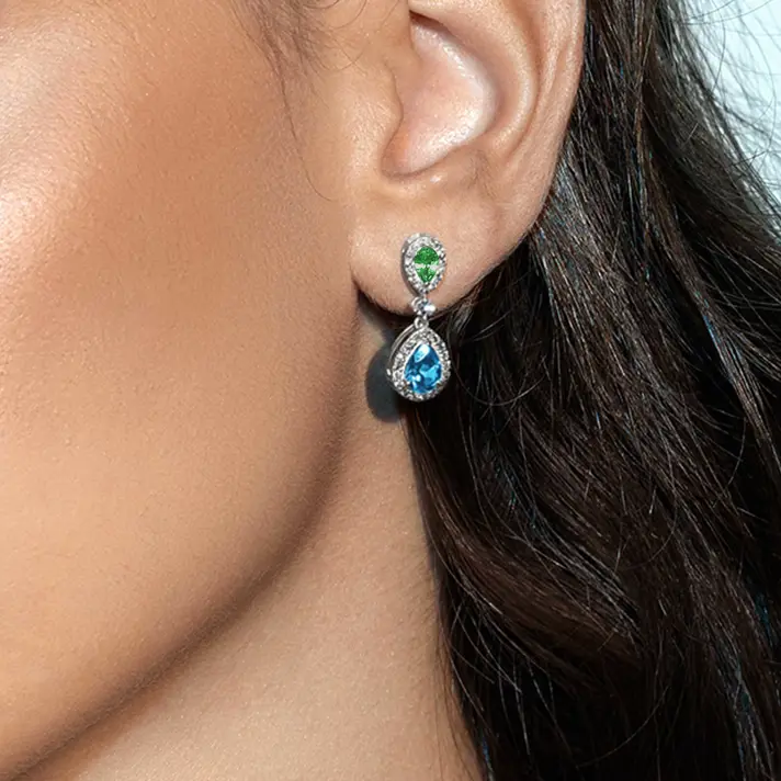 עגילי זהב עם שתי טיפות בלו לונדון ואמרלד המוקפים יהלומים