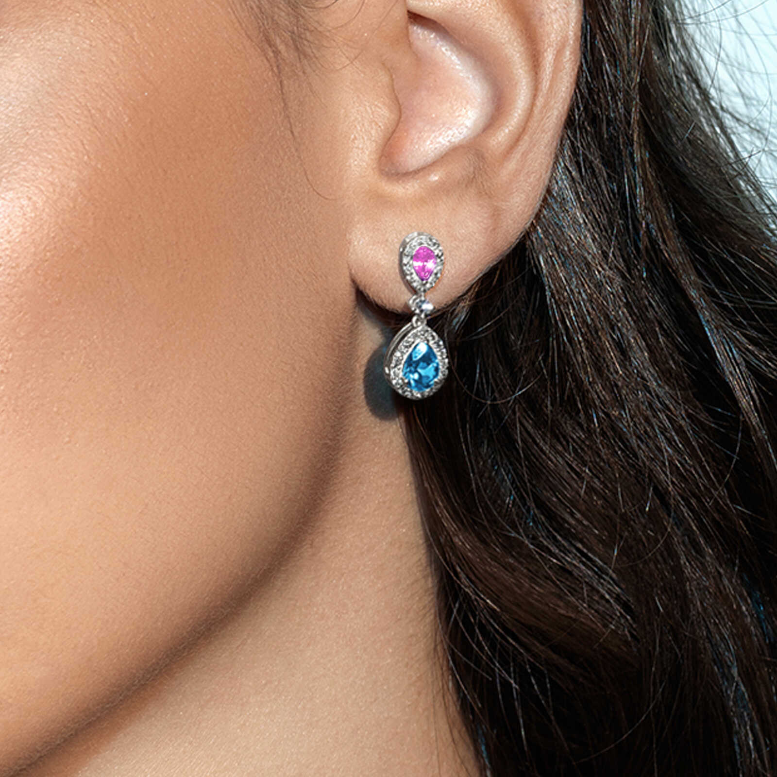 עגילי זהב עם שתי טיפות של בלו לונדון וספיר ורוד מוקפות יהלומים