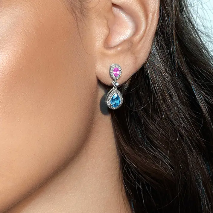 עגילי זהב עם שתי טיפות של בלו לונדון וספיר ורוד מוקפות יהלומים