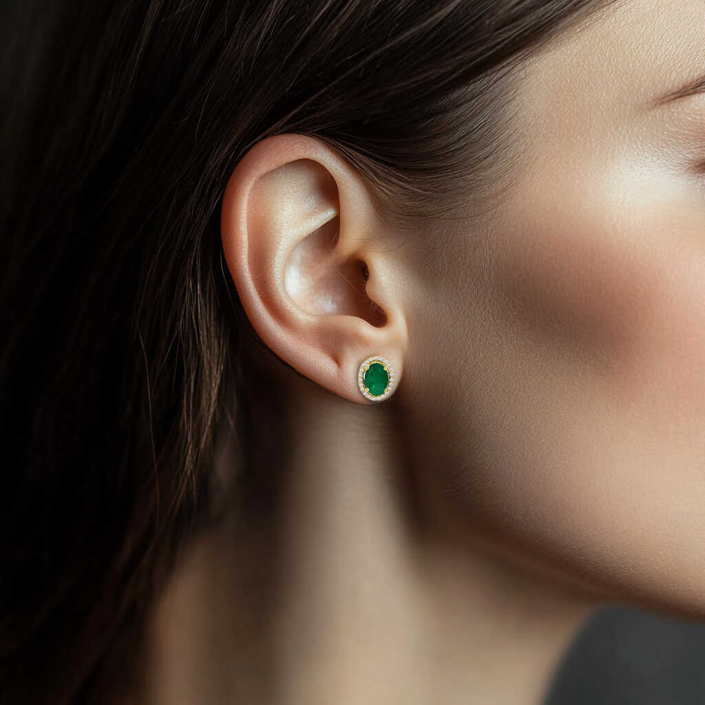 עגילי זהב צמודי אוזן משובצים יהלומים ואמרלד