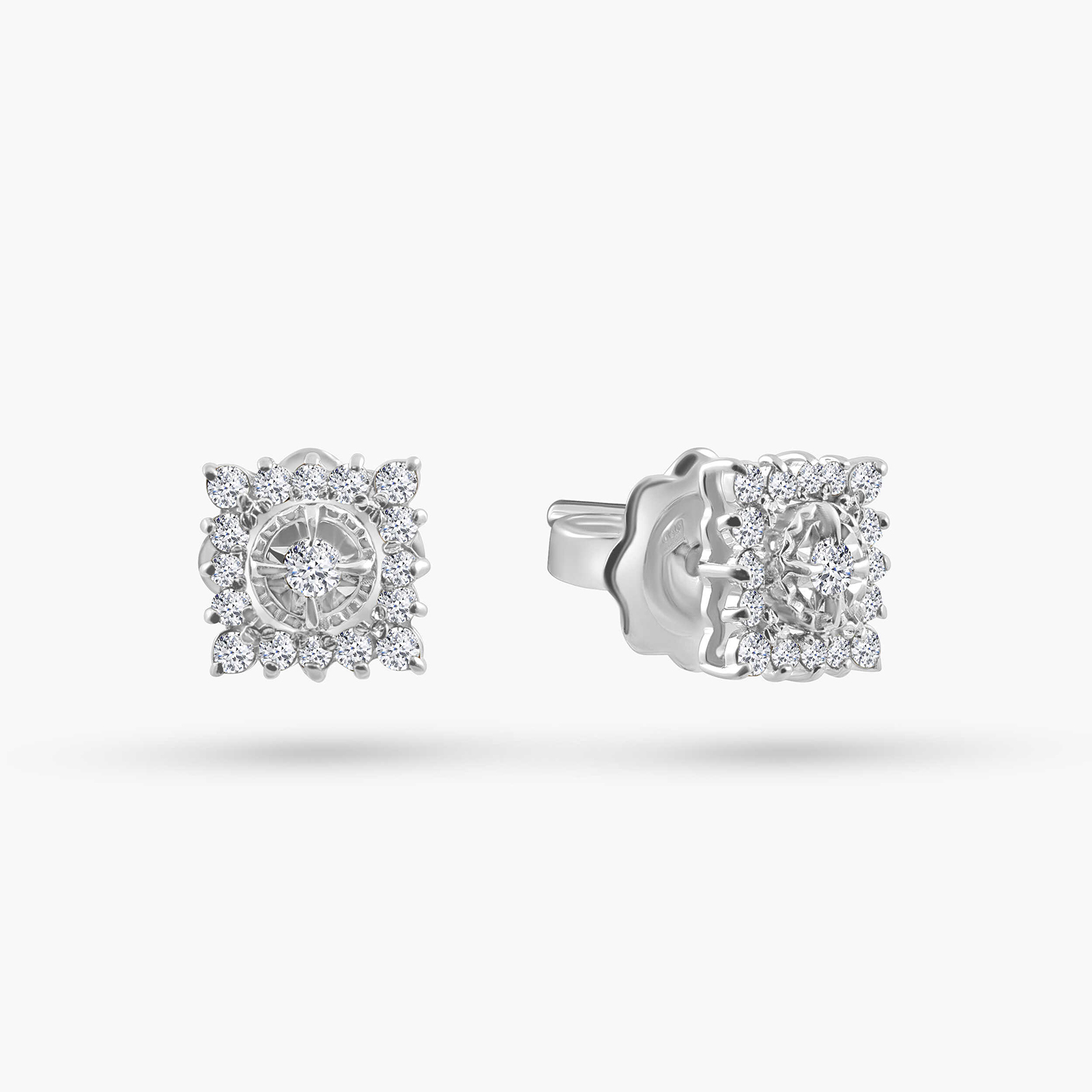 עגילי זהב לבן 14K משובץ יהלומים בעיצוב ריבועי.