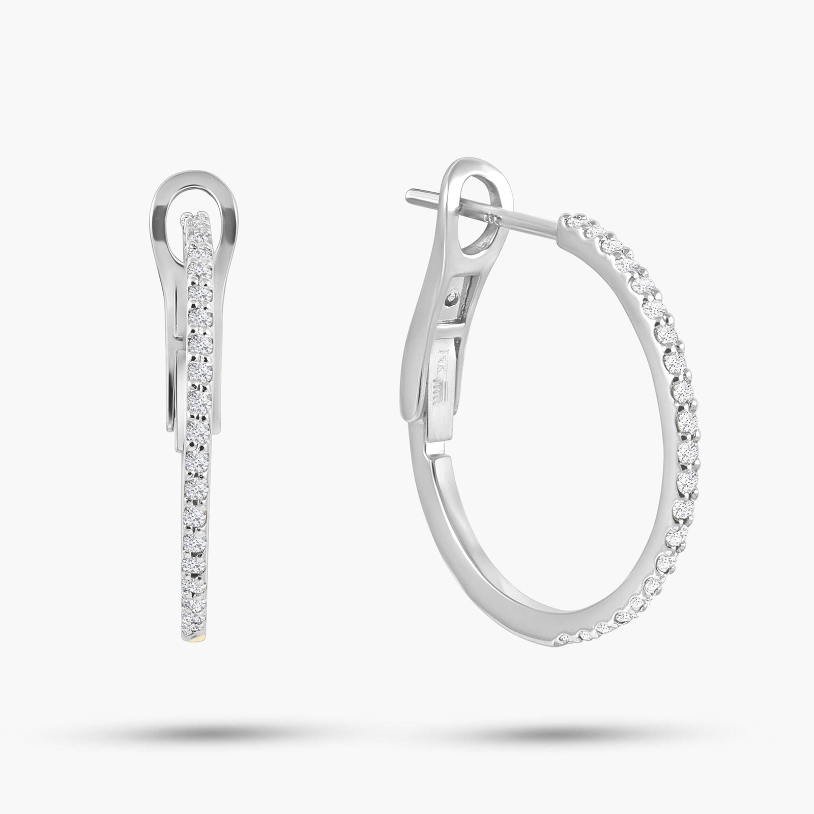 עגילי חישוק זהב לבן 14K בעיצוב קלאסי משובץ יהלומים