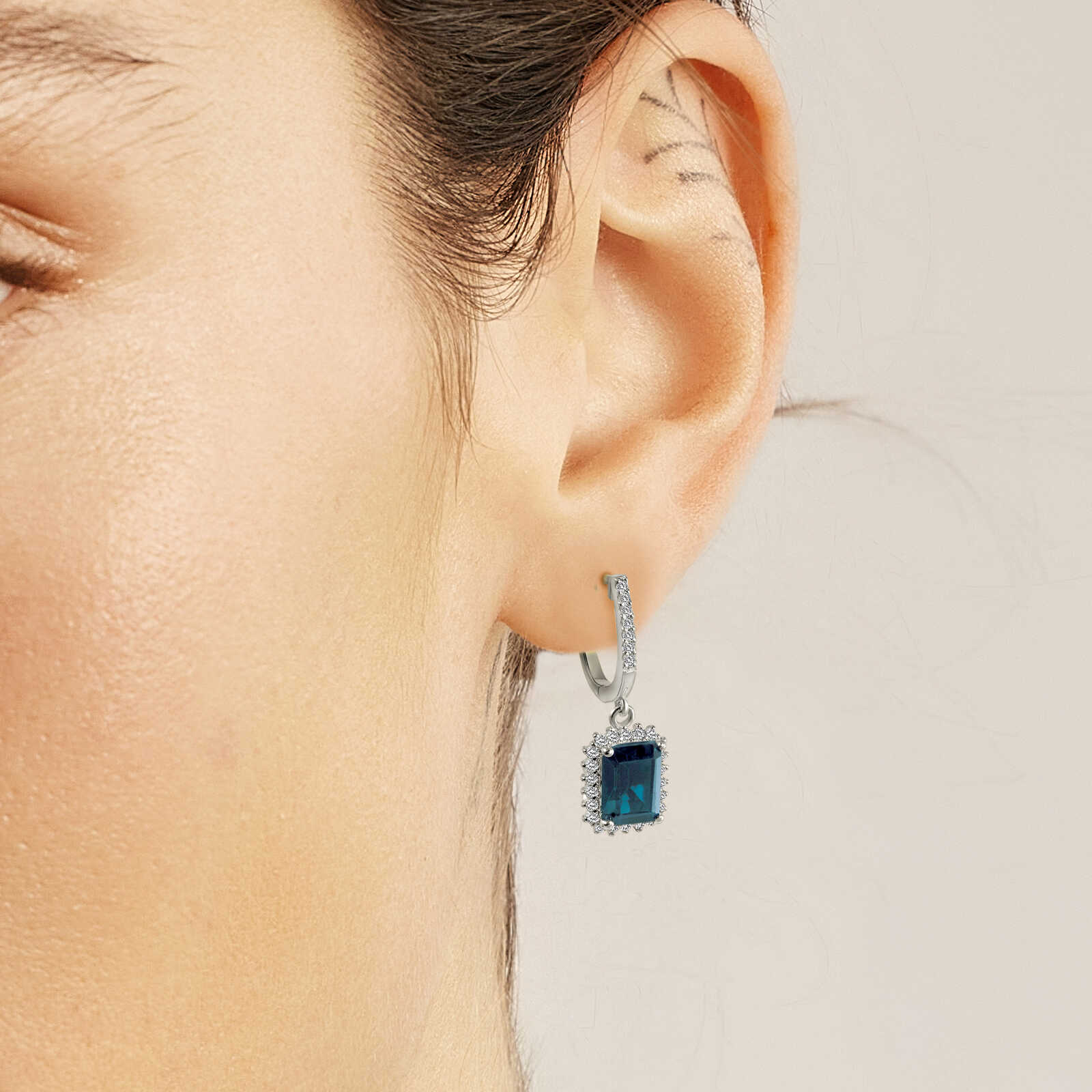 עגילי זהב משובצים בלו לונדון ויהלומים