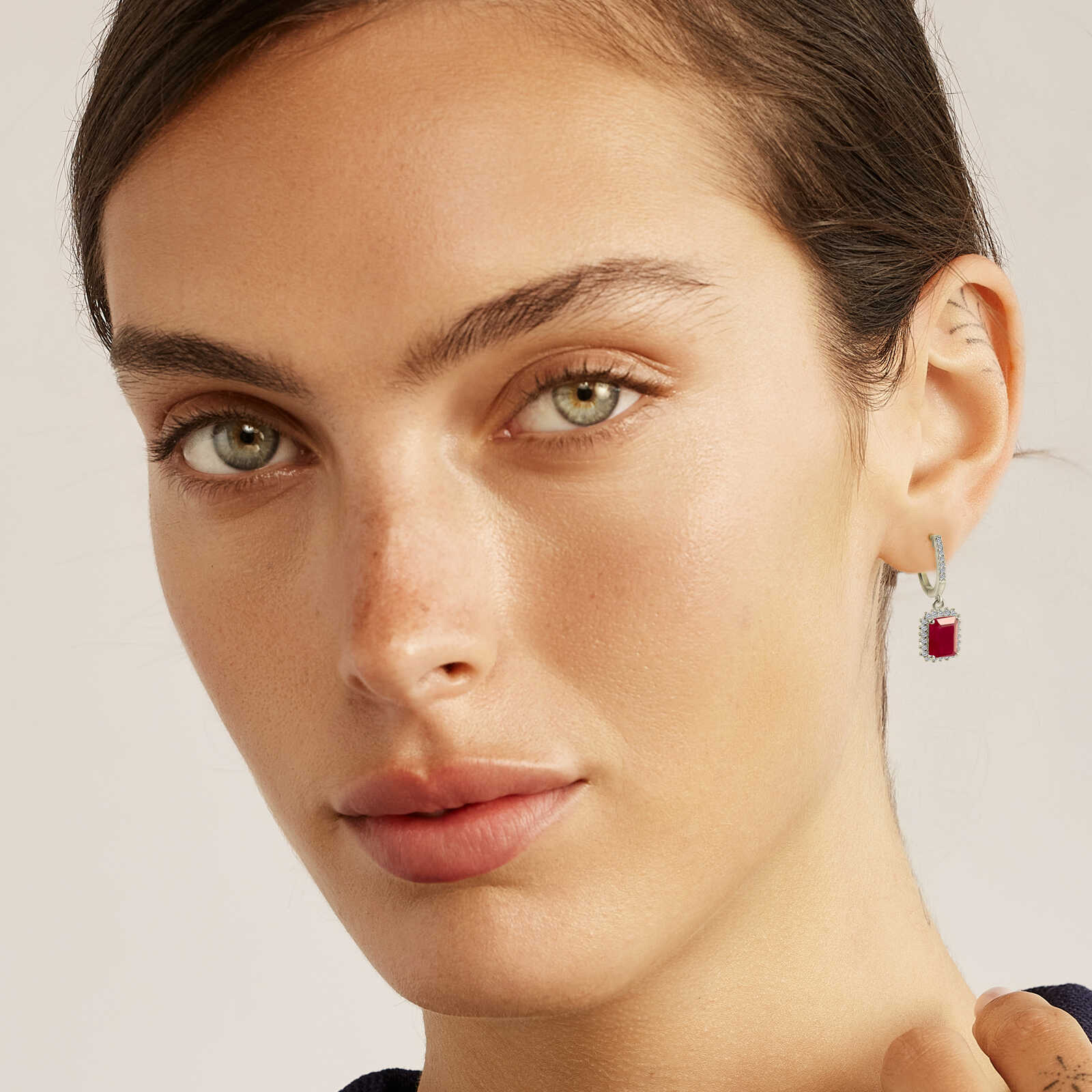 עגילי זהב משובצים רובי ויהלומים