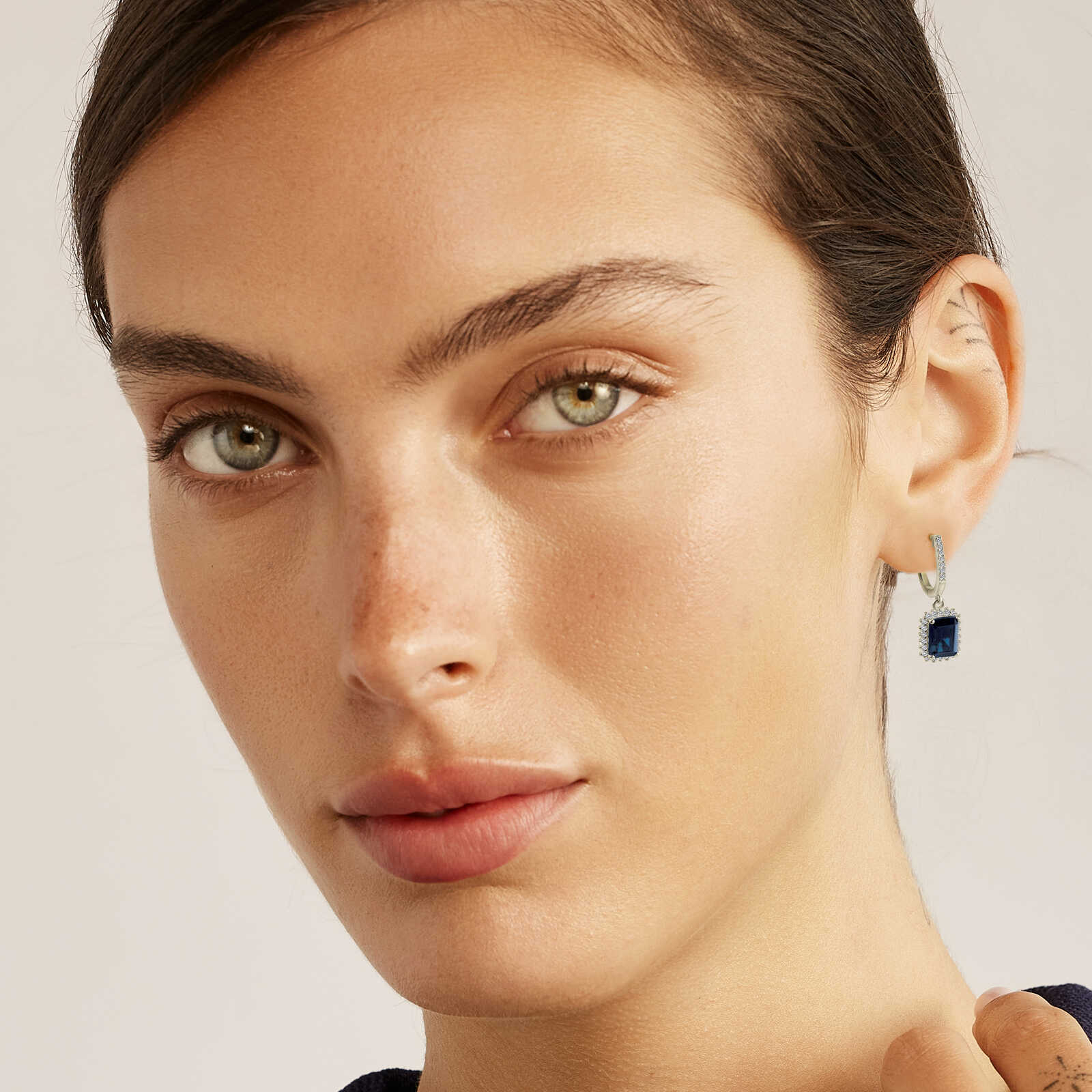 עגילי זהב משובצים ספיר ויהלומים