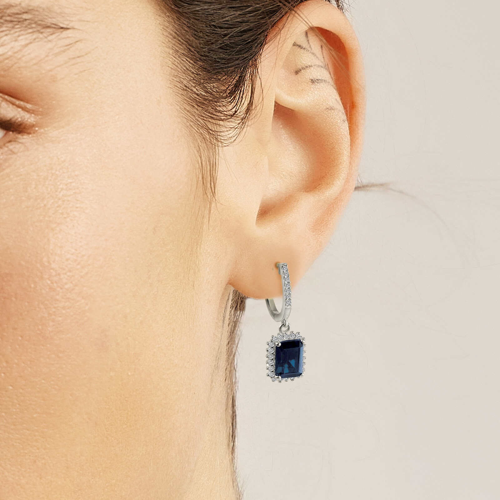 עגילי זהב משובצים ספיר ויהלומים