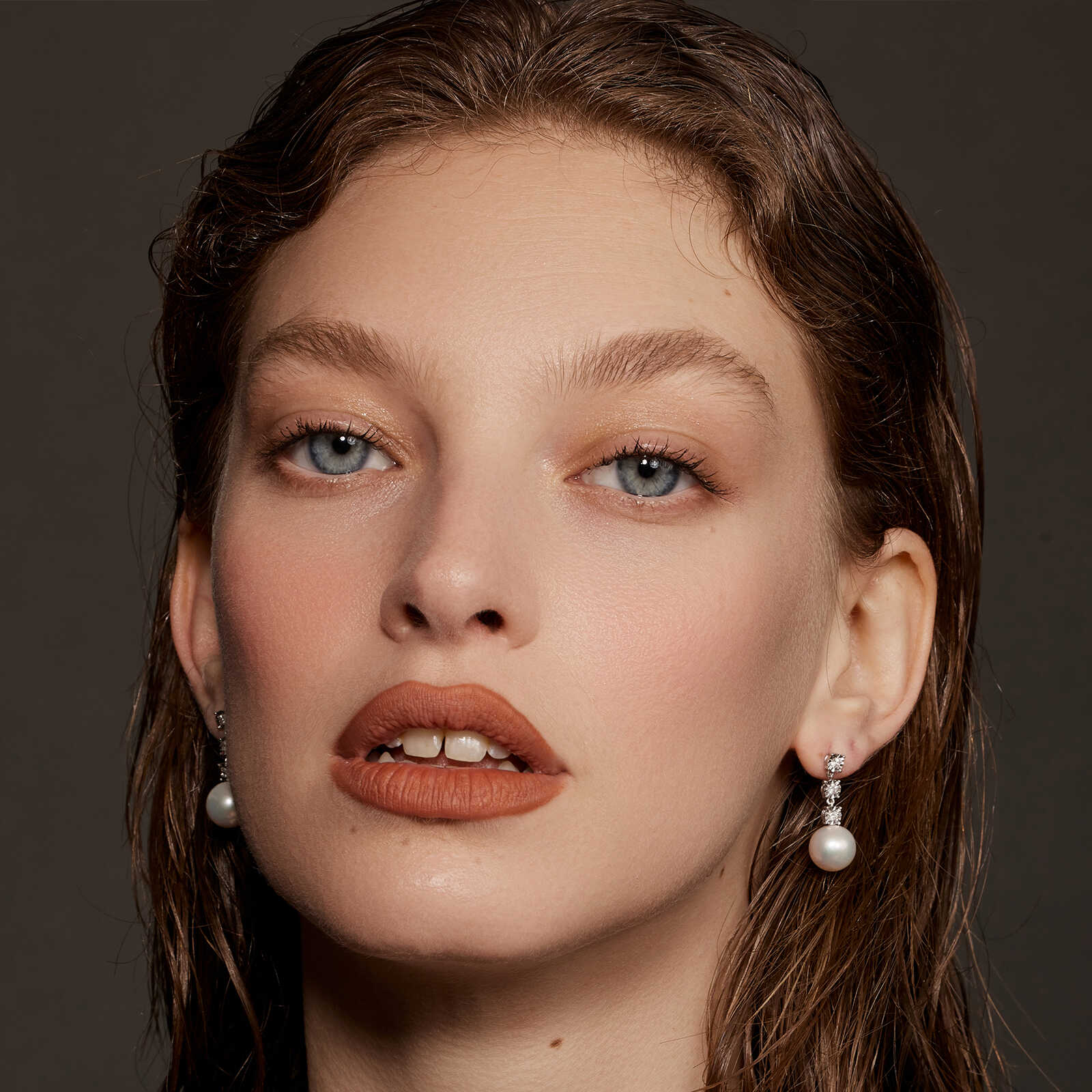 עגילי זהב בשיבוץ פנינים ויהלומים