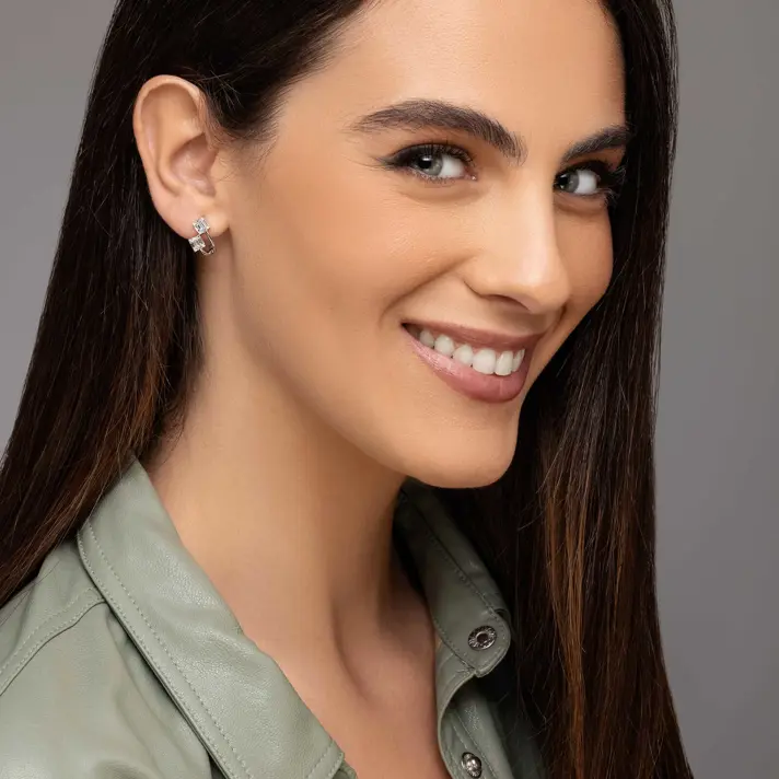 עגילי זהב חצי חישוק  בשיבוץ יהלומי באגט