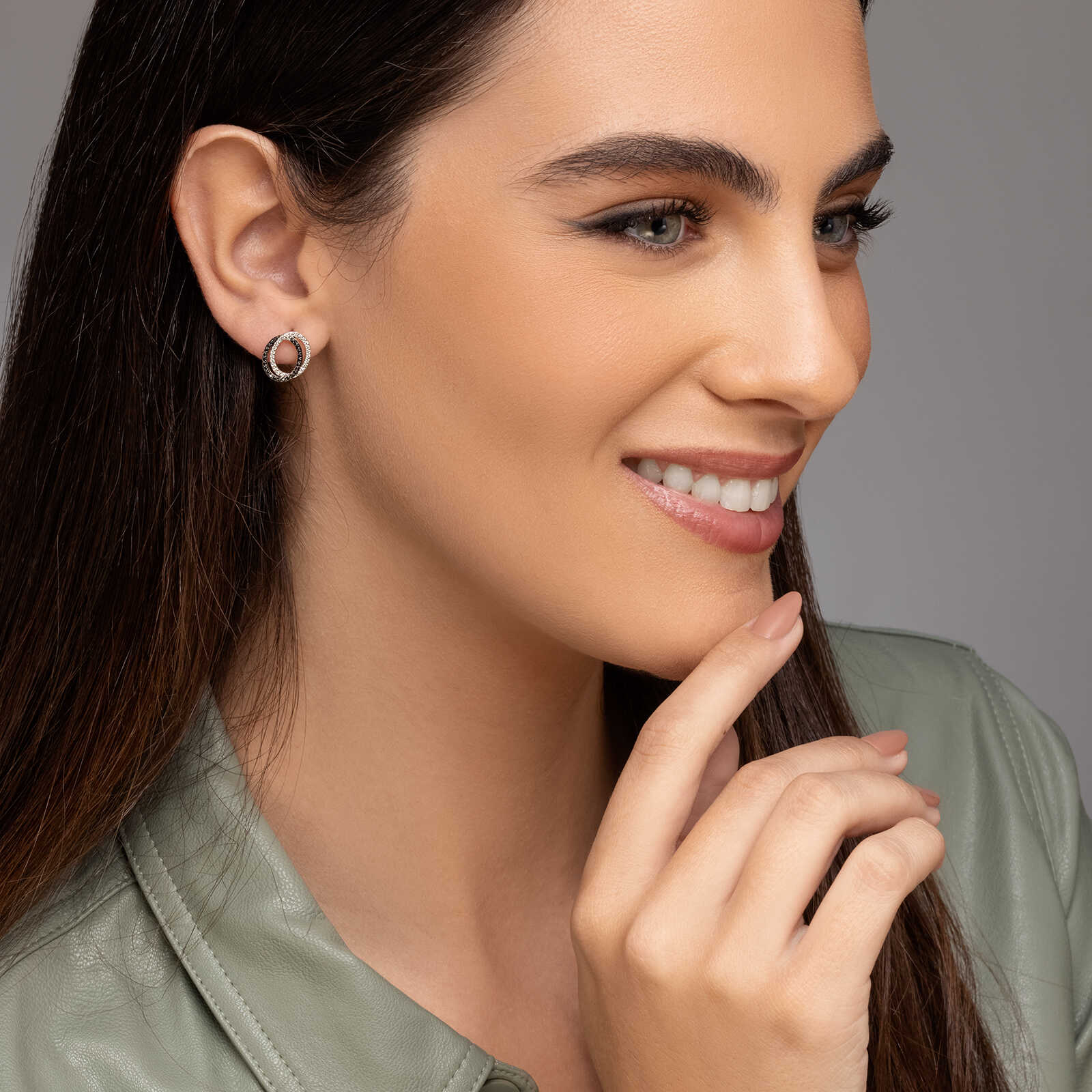 עגילי זהב חישוק כפול בשיבוץ יהלומים לבנים ושחורים