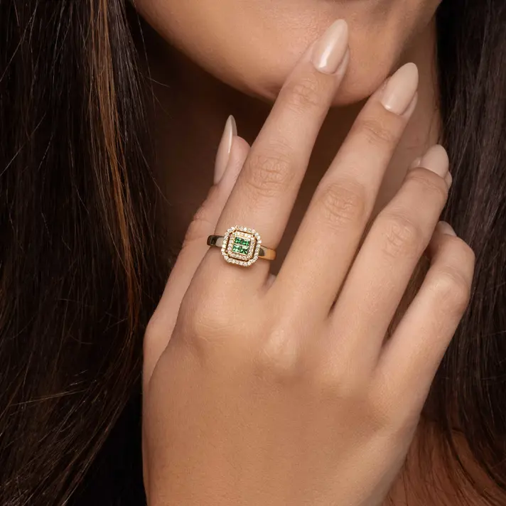 טבעת זהב מסדרת החושן בשיבוץ אבני גרנט ירוקות