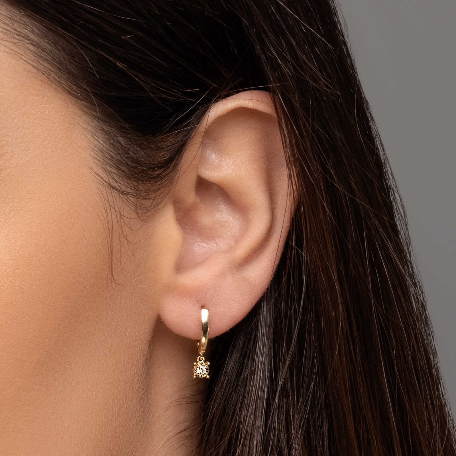 עגילי זהב עם יהלומים תלויים