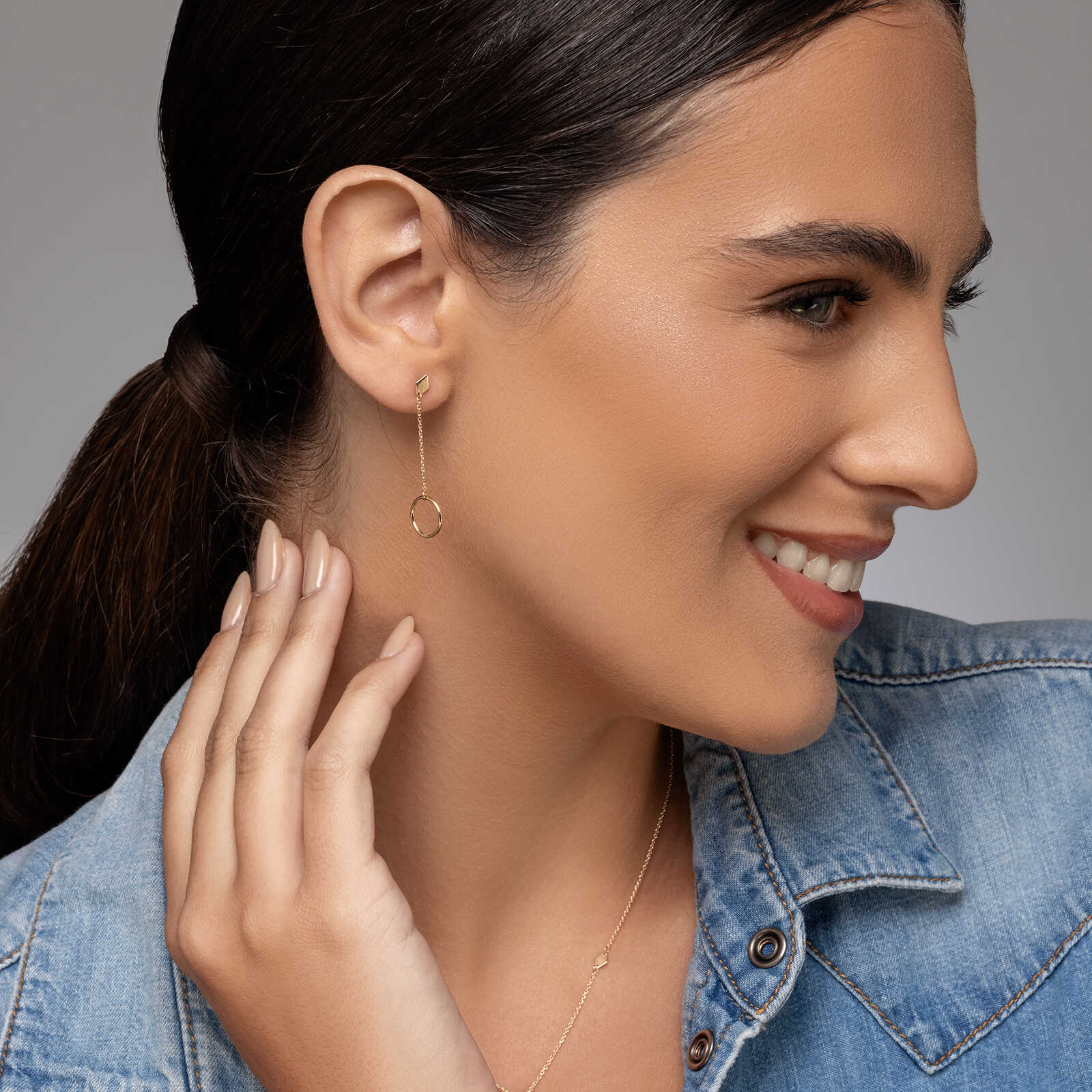 עגילי זהב עם חישוקים תלויים