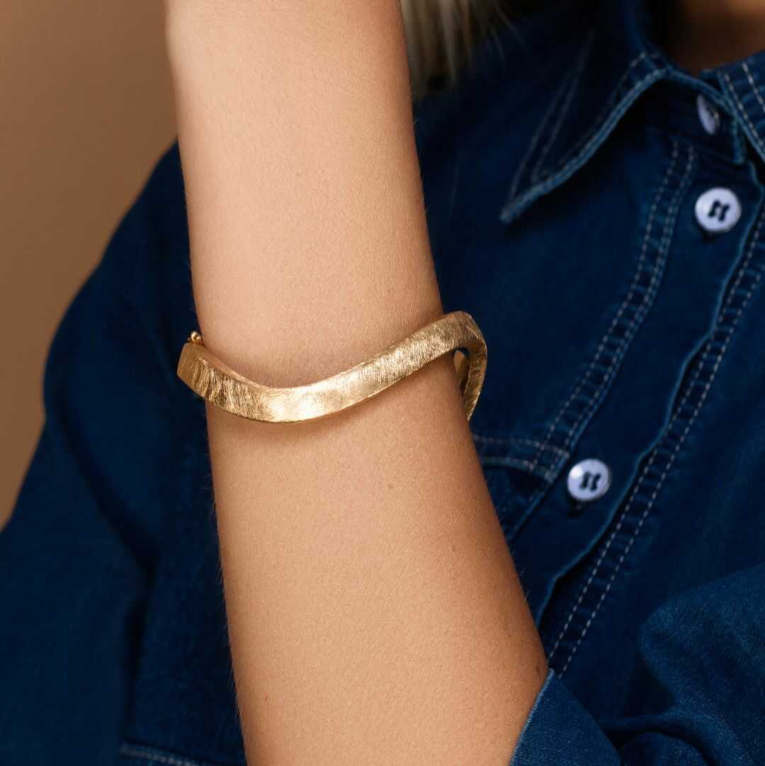 צמיד זהב בנגל בגימור מט אצילי בקוטר  6 ס"מ