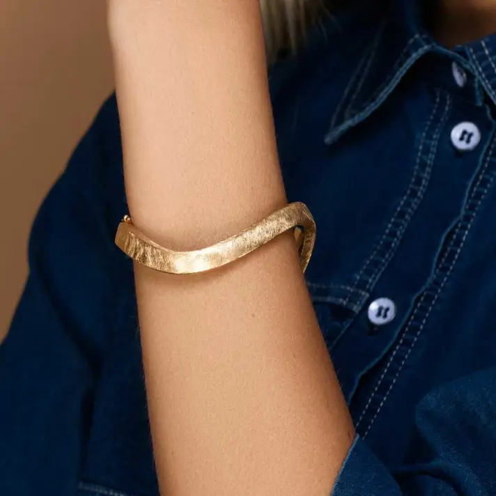 צמיד זהב בנגל בגימור מט אצילי בקוטר  6 ס"מ