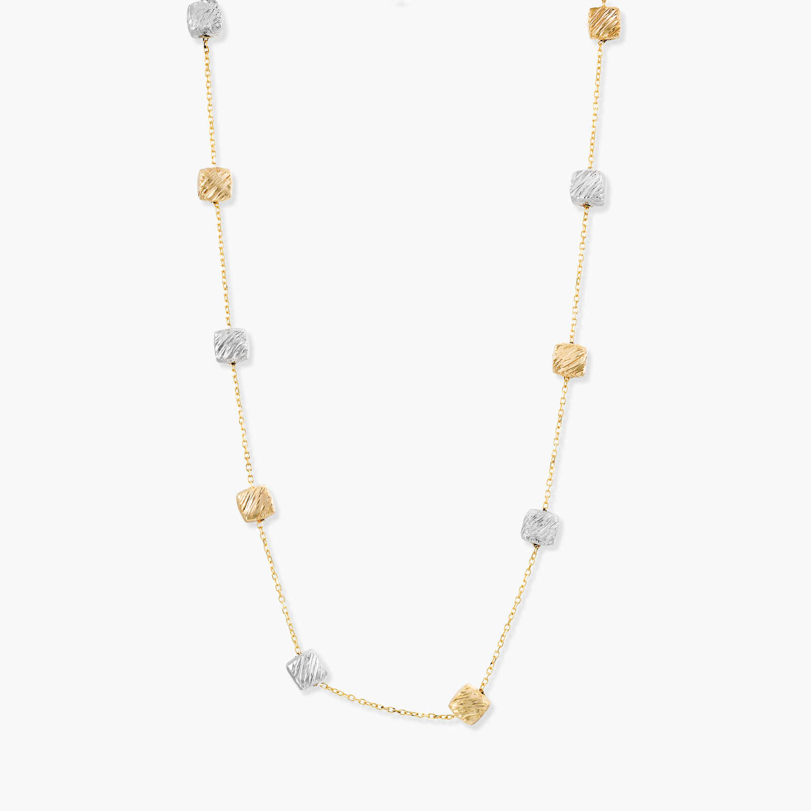 שרשרת זהב מעוטרת בקוביות