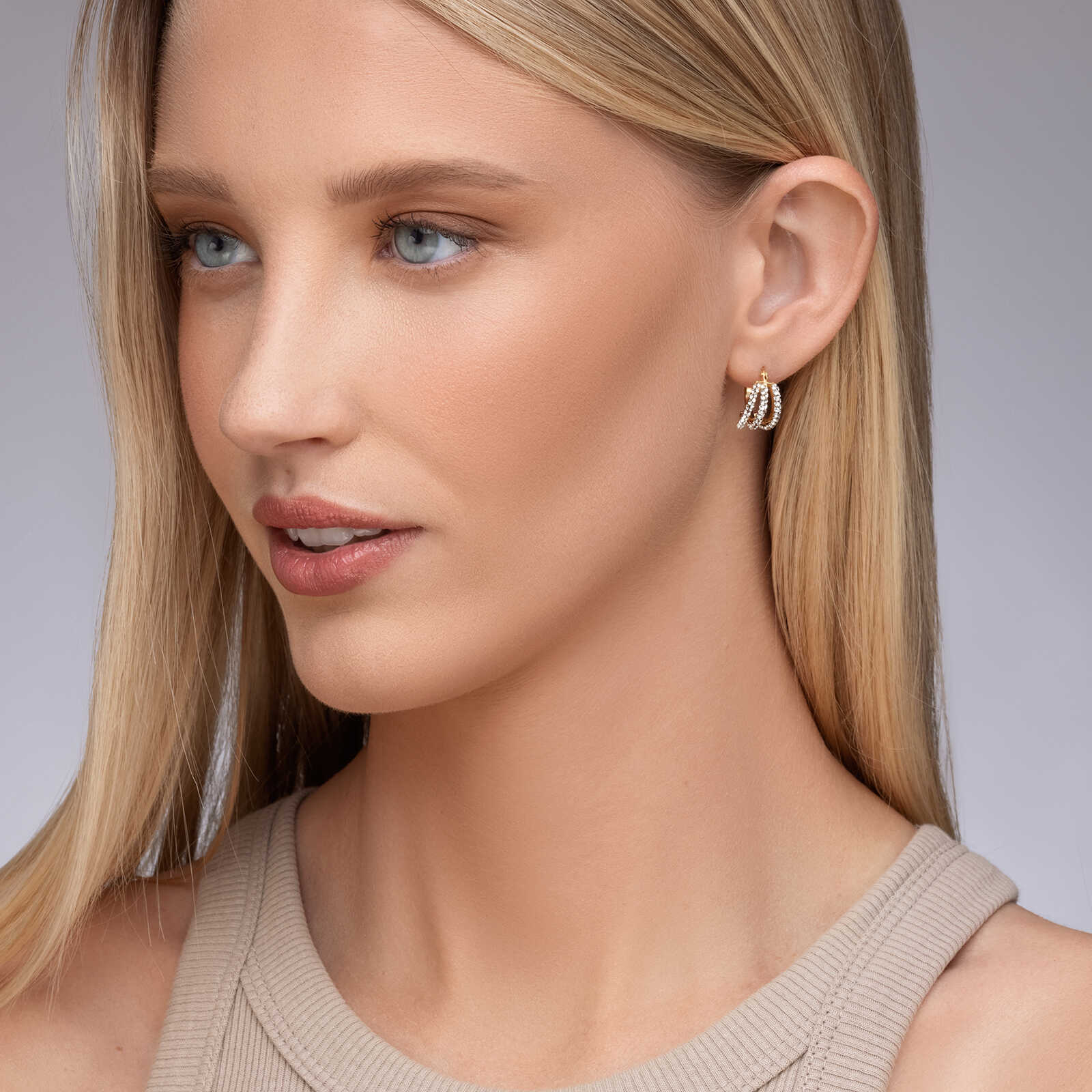 עגילי זהב צמודים משובצים