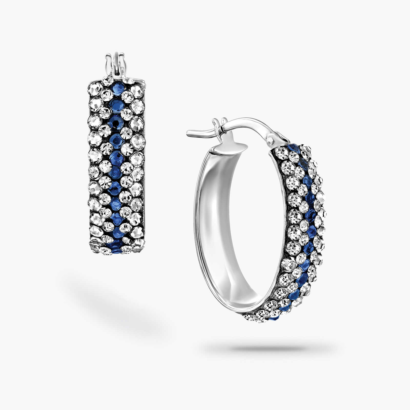 עגילי חישוק משובצים אבני קריסטל לבנות וכחולות.