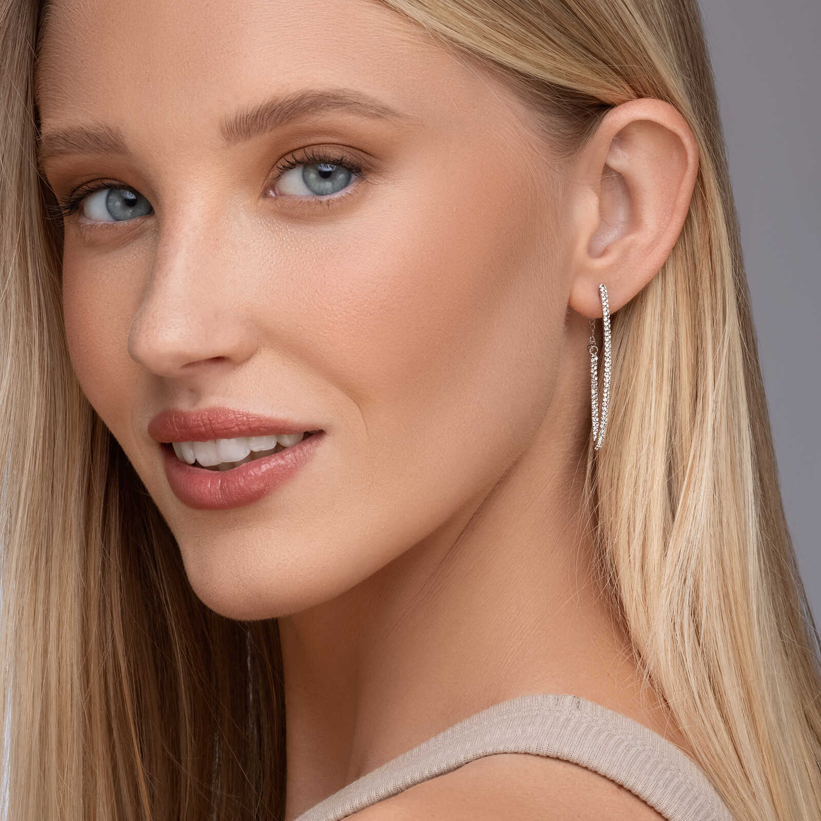 עגילי זהב לבן מאורכים משובצים זירקונים עם סוגר שרשרת באורך 4 ס"מ