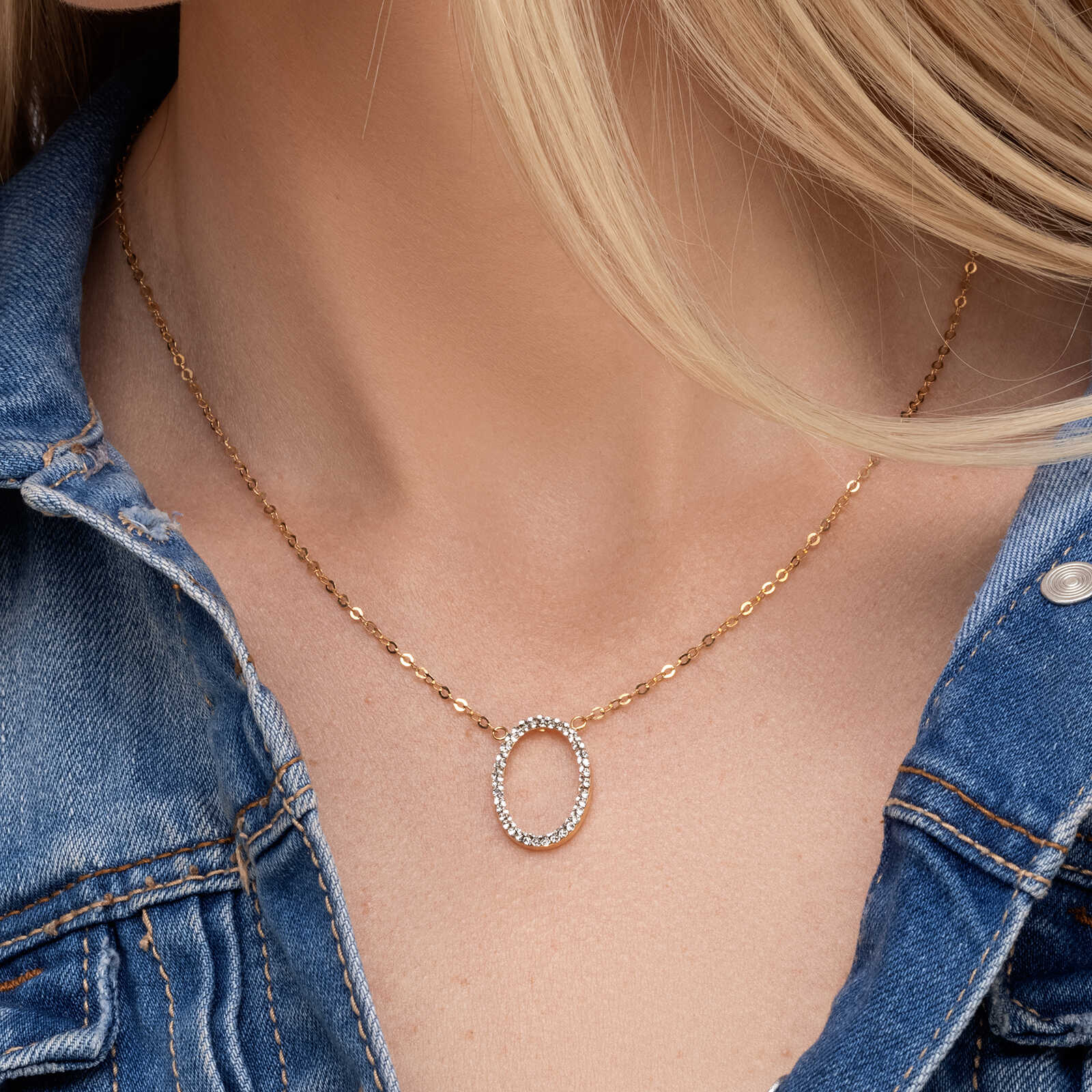  תליון אובאלי משובץ עם שרשרת.