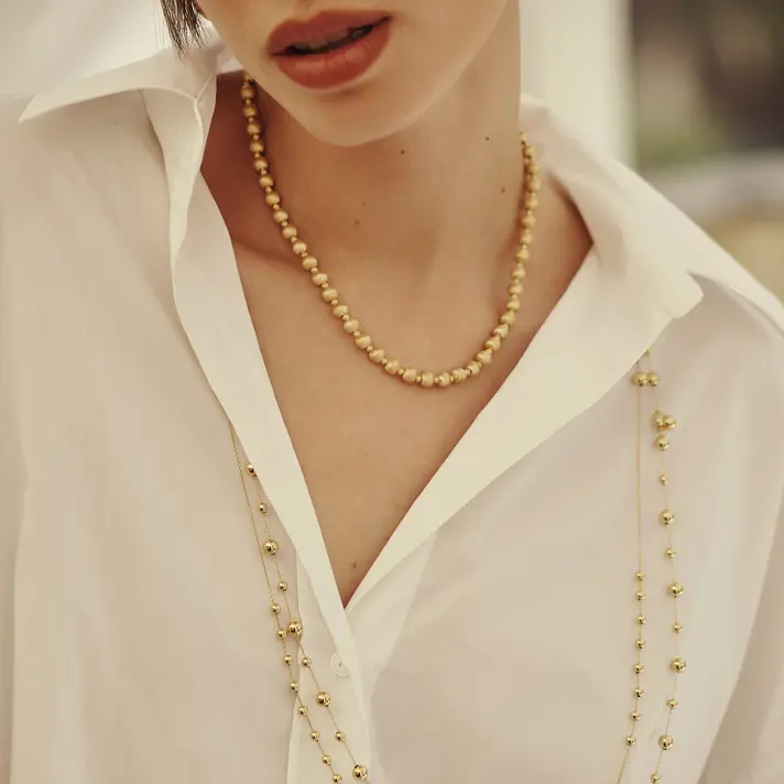 שרשרת כדוריות זהב ארוכה באורך מטר