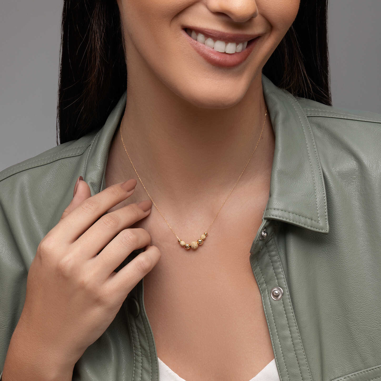 שרשרת זהב מעוטרת בכדוריות זהב בגימור מט באורך 42 ס"מ