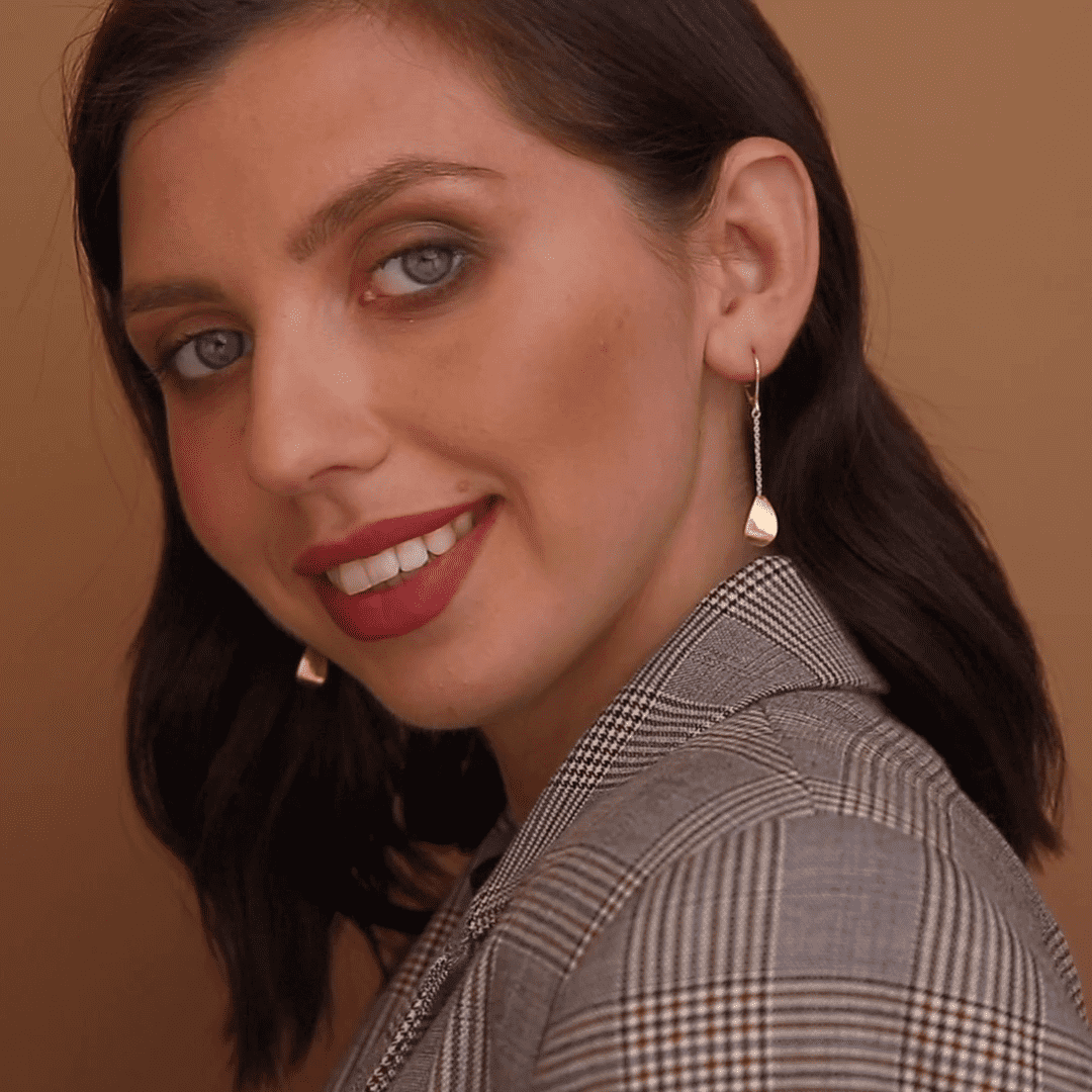 עגילי זהב עם חלוקי נחל מוזהבים בגימור מט ובאורך 4.8 ס"מ