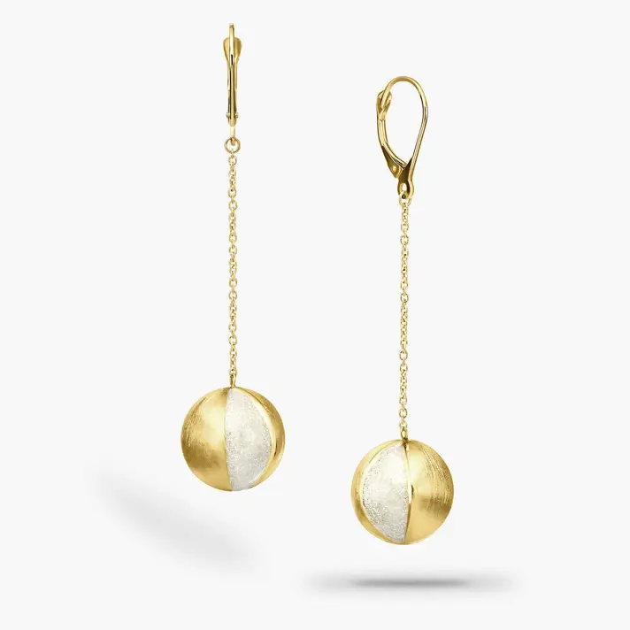 עגילי  כדורי זהב בגימור מט באורך 6 ס"מ