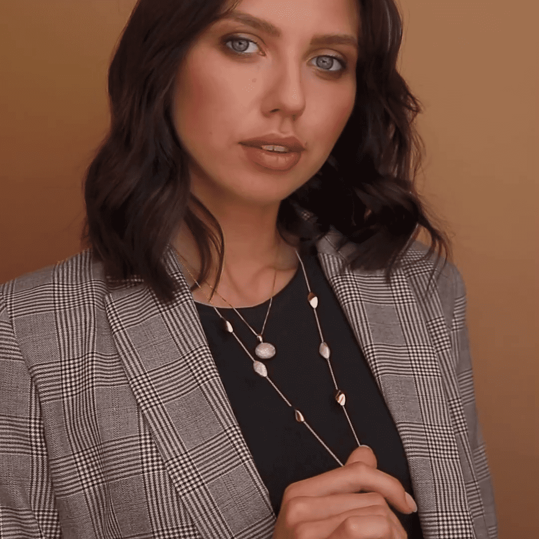 שרשרת זהב ארוכה עם אבני זהב בגימור מבריק ובציפוי קריסטלים