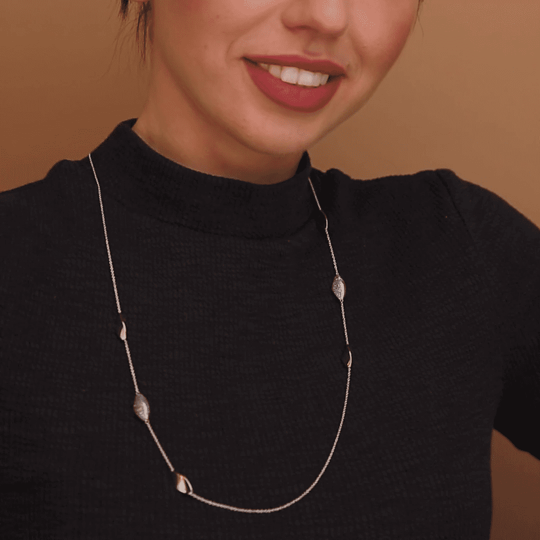 שרשרת זהב ארוכה עם אבני זהב בגימור מבריק ובציפוי קריסטלים