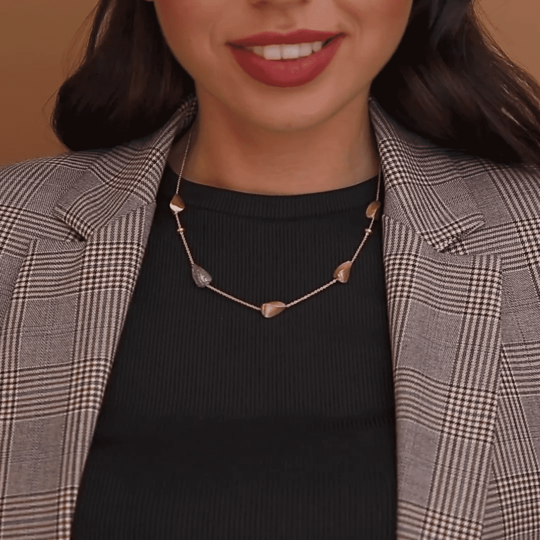 שרשרת זהב בגימור מט וקריסטלים נוצצים