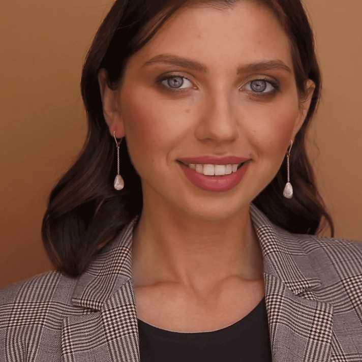 עגילי זהב באורך  5 ס"מ עם אבני זהב בציפוי קריסטלים