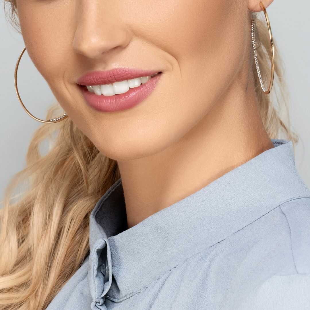 עגילי זהב אליפסיים משובצים בזירקונים בצידם הפנימי