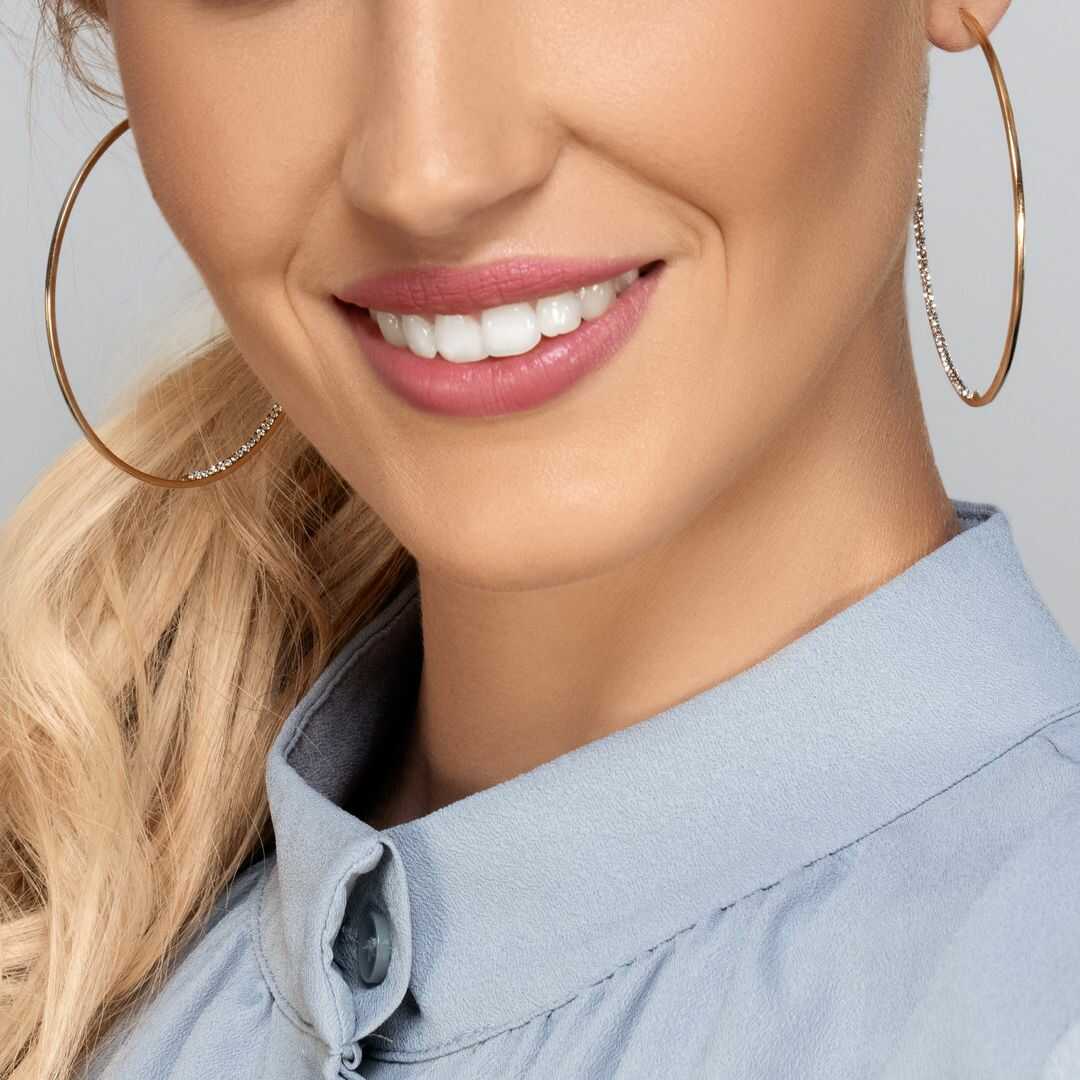 עגילי זהב אליפסיים גדולים משובצים בזירקונים בצידם הפנימי