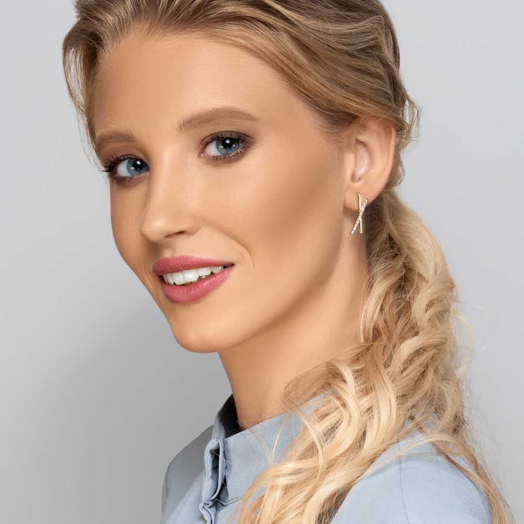 עגילי זהב בצורת X ובשיבוץ זירקונים