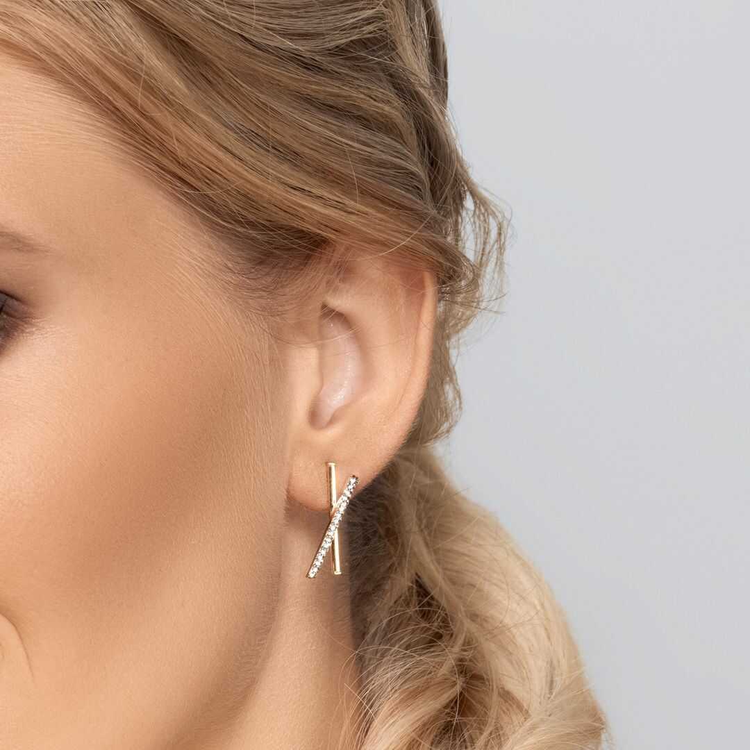 עגילי זהב בצורת X ובשיבוץ זירקונים