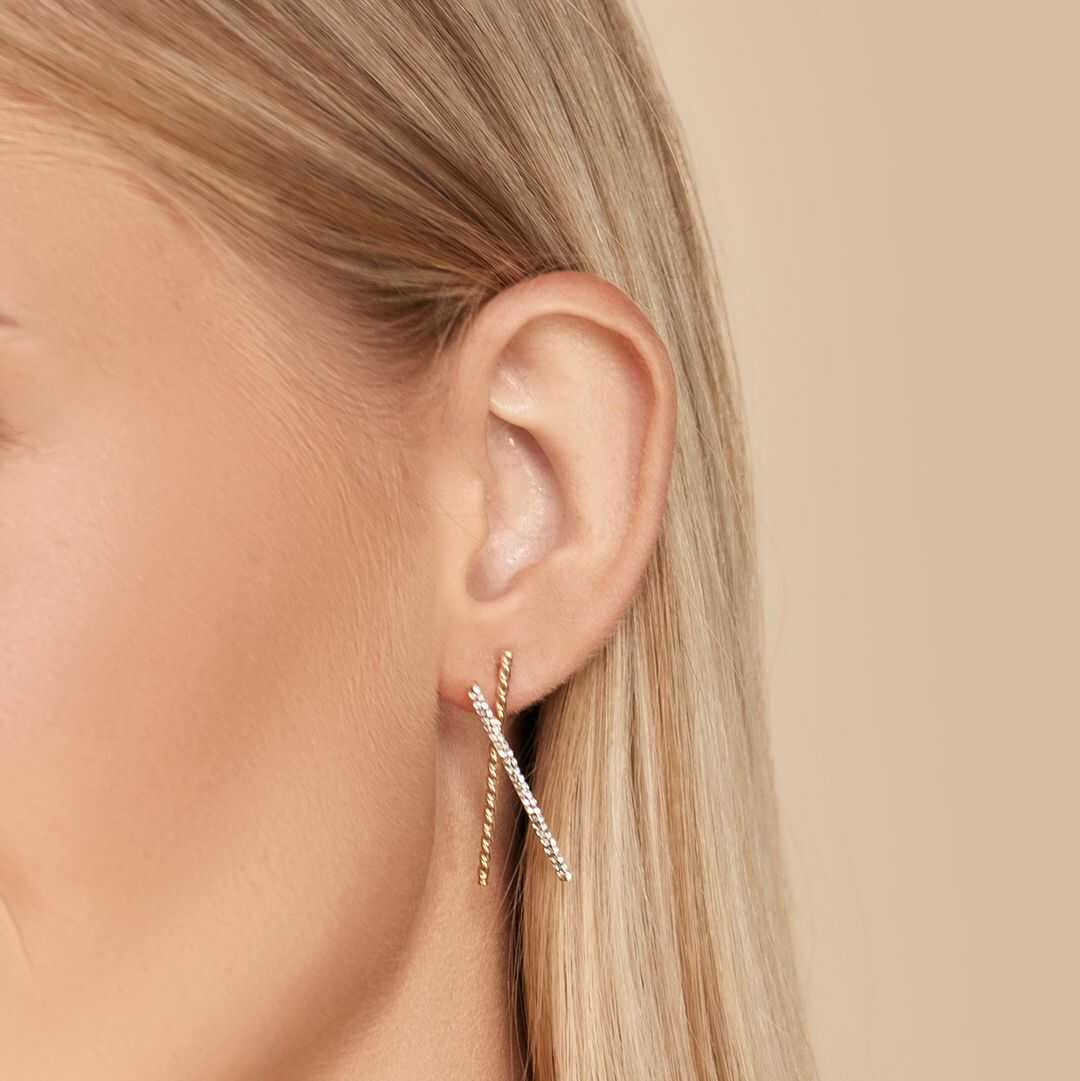 עגילי זהב בצורת X משובצים זירקונים